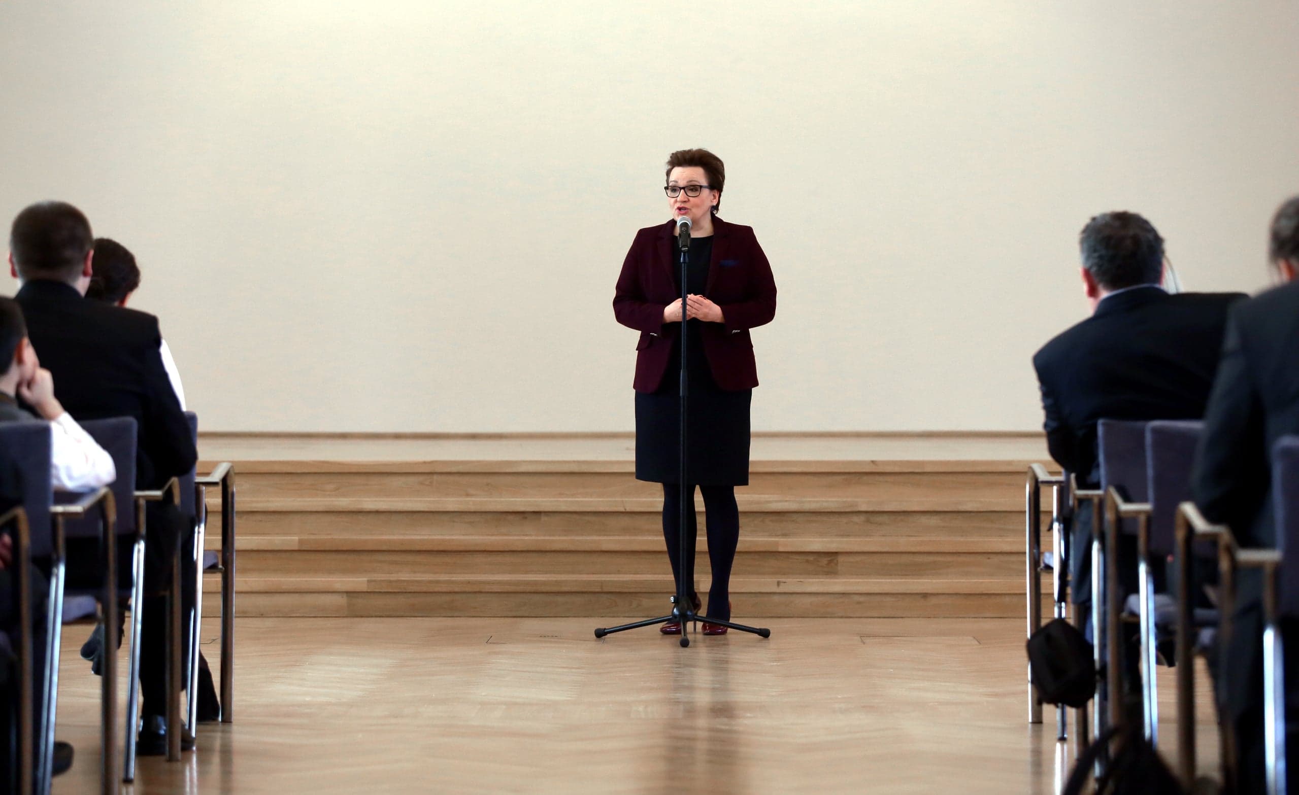 Anna Zalewska Minister Edukacji Narodowej podpisała nową podstawę programową dla ośmioletniej szkoły podstawowej