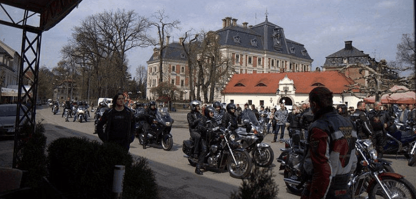 Szeliga: Co roku podążamy motocyklowym szlakiem katyńskim żeby odwiedzić groby naszych bohaterów