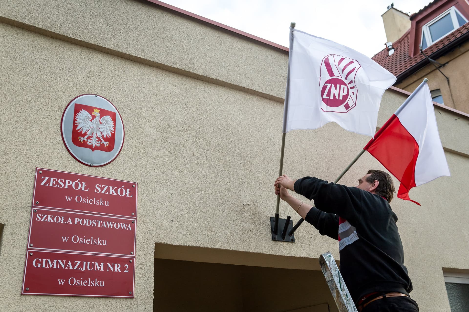 Na budynkach flagi państwowe, związkowe i czarne, odwołane lekcje. Dziś w całym kraju odbywają się strajki nauczycieli