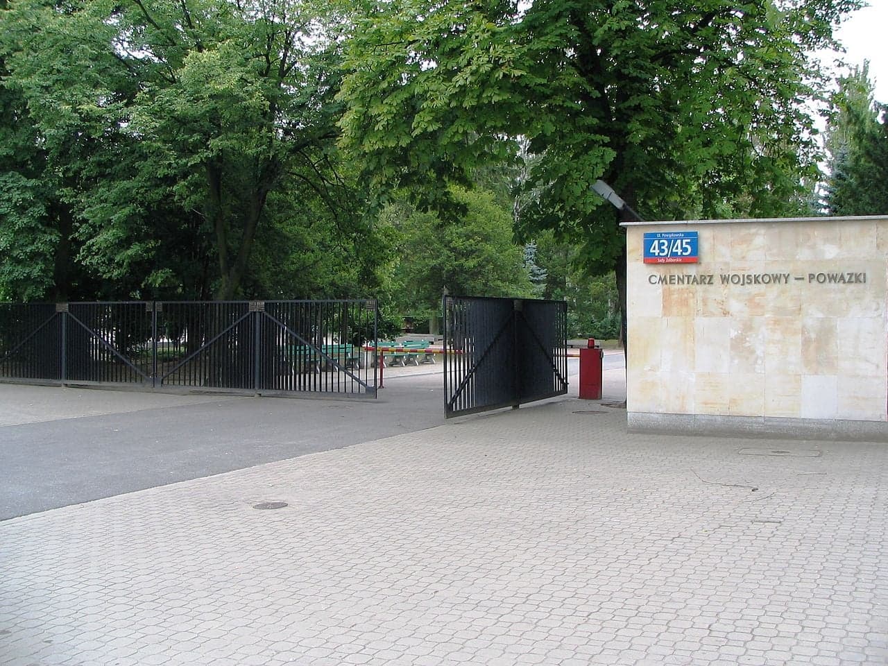 Na Powązkach Wojskowych ekshumowano ciało kolejnej ofiary katastrofy smoleńskiej. Rodzina prosiła o zatajenie nazwiska