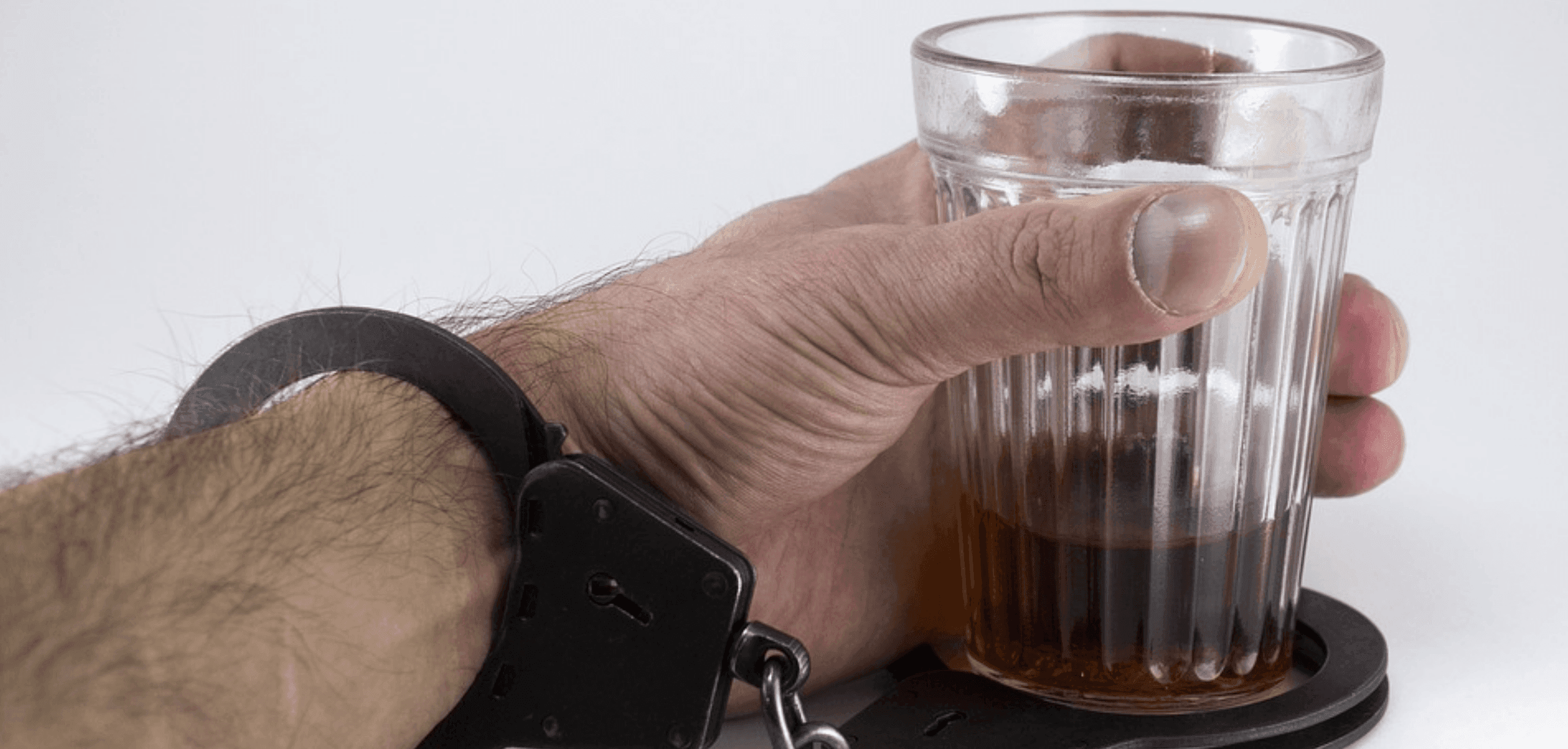 Robert Wyrostkiewicz: walcząc z alkoholizmem, nie możemy skupiać się jedynie na „małpkach”