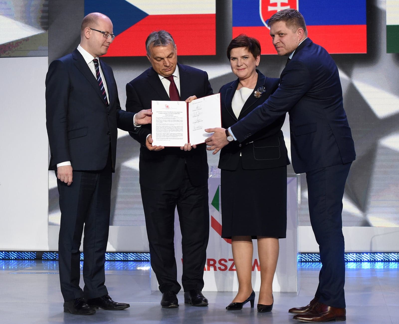 Premierzy krajów V4 prezentują podpisaną Deklarację warszawską podczas Kongresu Innowatorów Europy Środkowo-Wschodniej