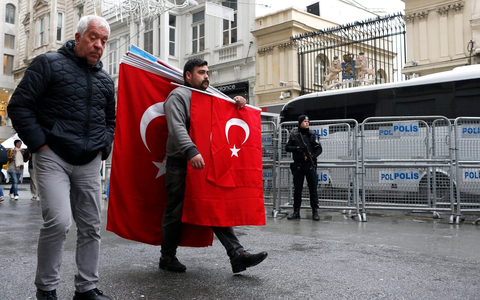 Minister spraw zagranicznych Turcji Mevlüt Çavuşoğlu oświadczył we wtorek, że UE traktuje demokrację wybiórczo