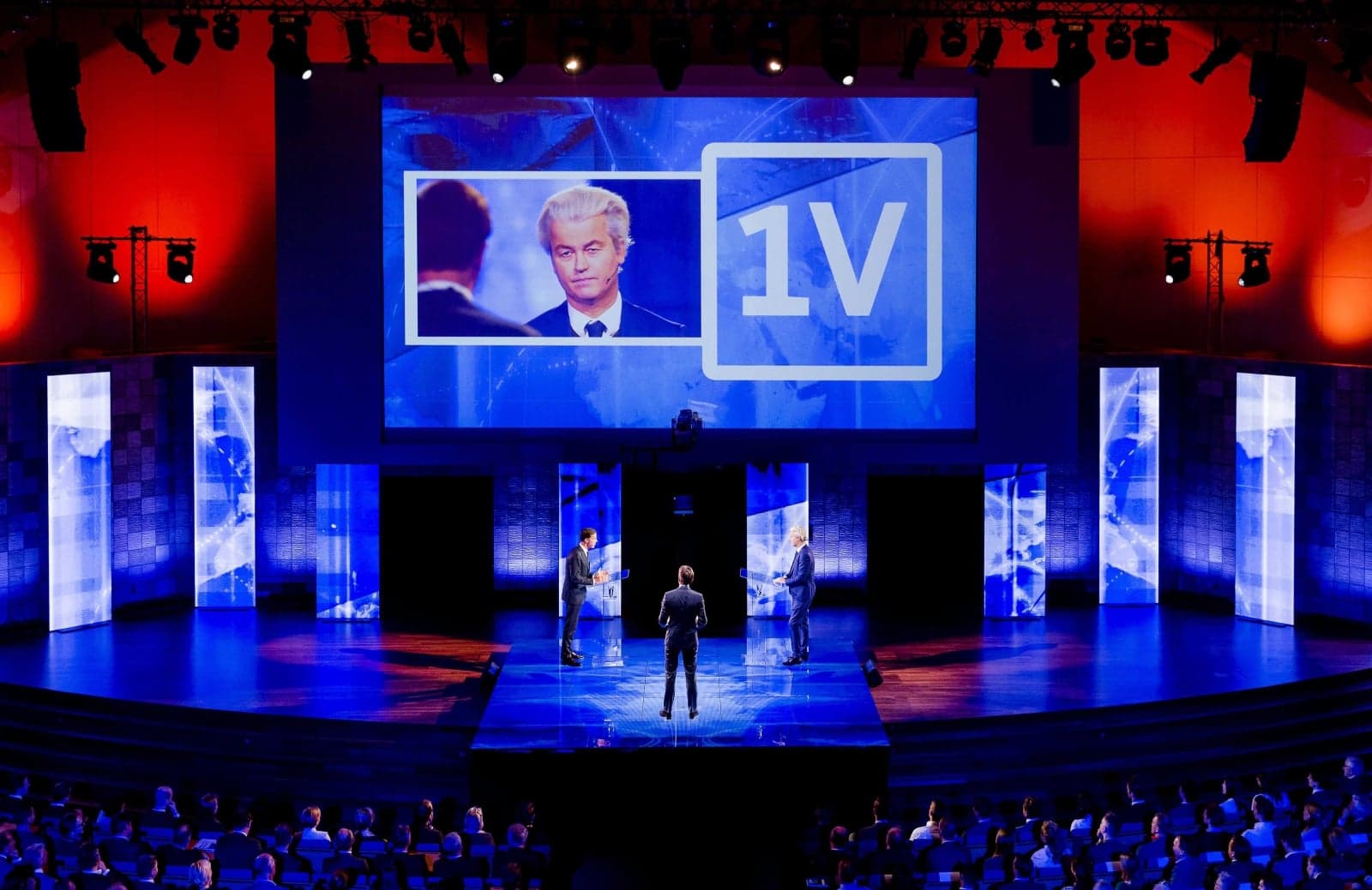 „De Telegraaf”: Liberalna partia VVD premiera Holandii spodziewa się wygranej, choć prowadzi w sondażach nieznacznie
