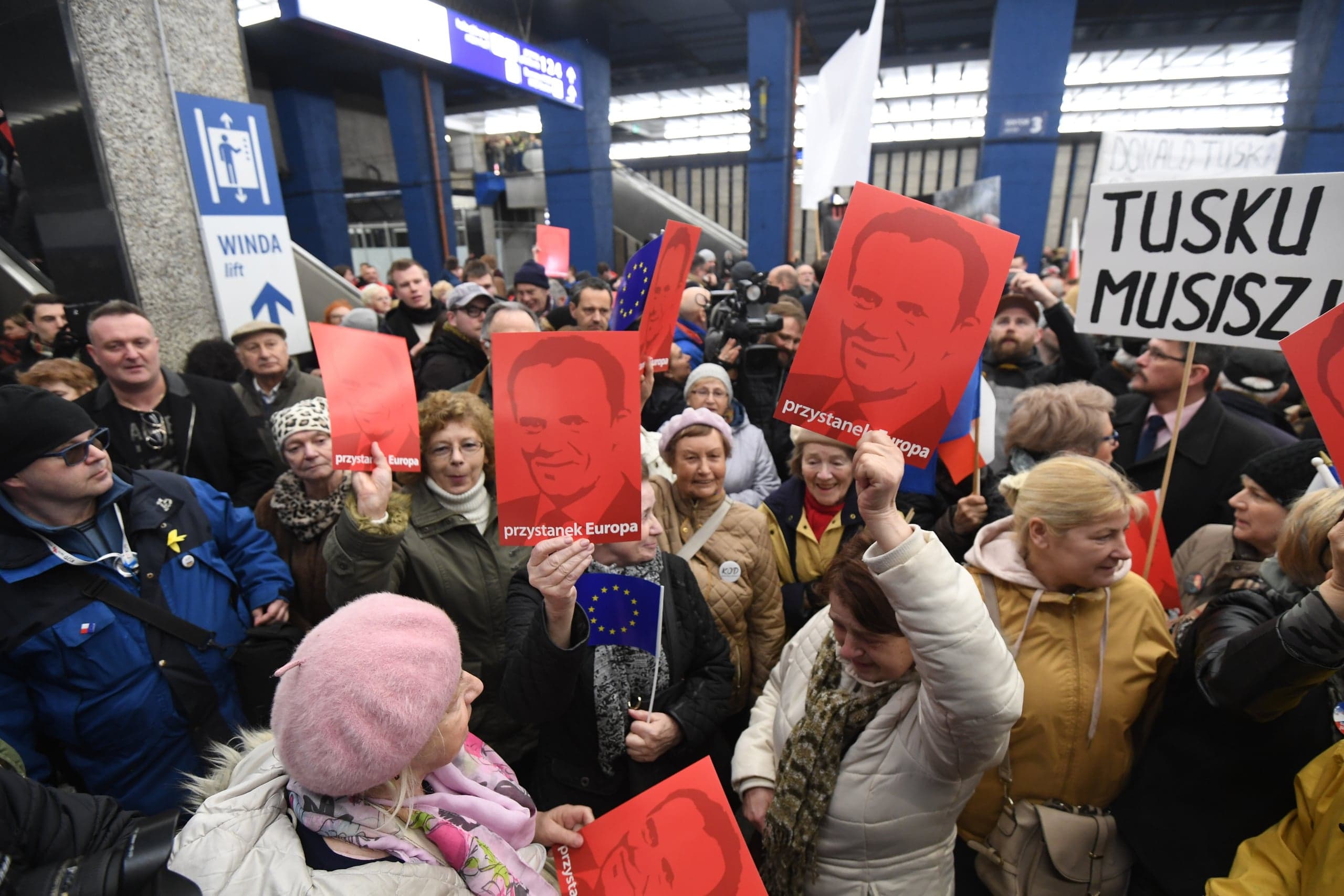 Donald Tusk przyjechał do Warszawy. Na Dworcu Centralnym zgromadzili się jego zwolennicy i przeciwnicy
