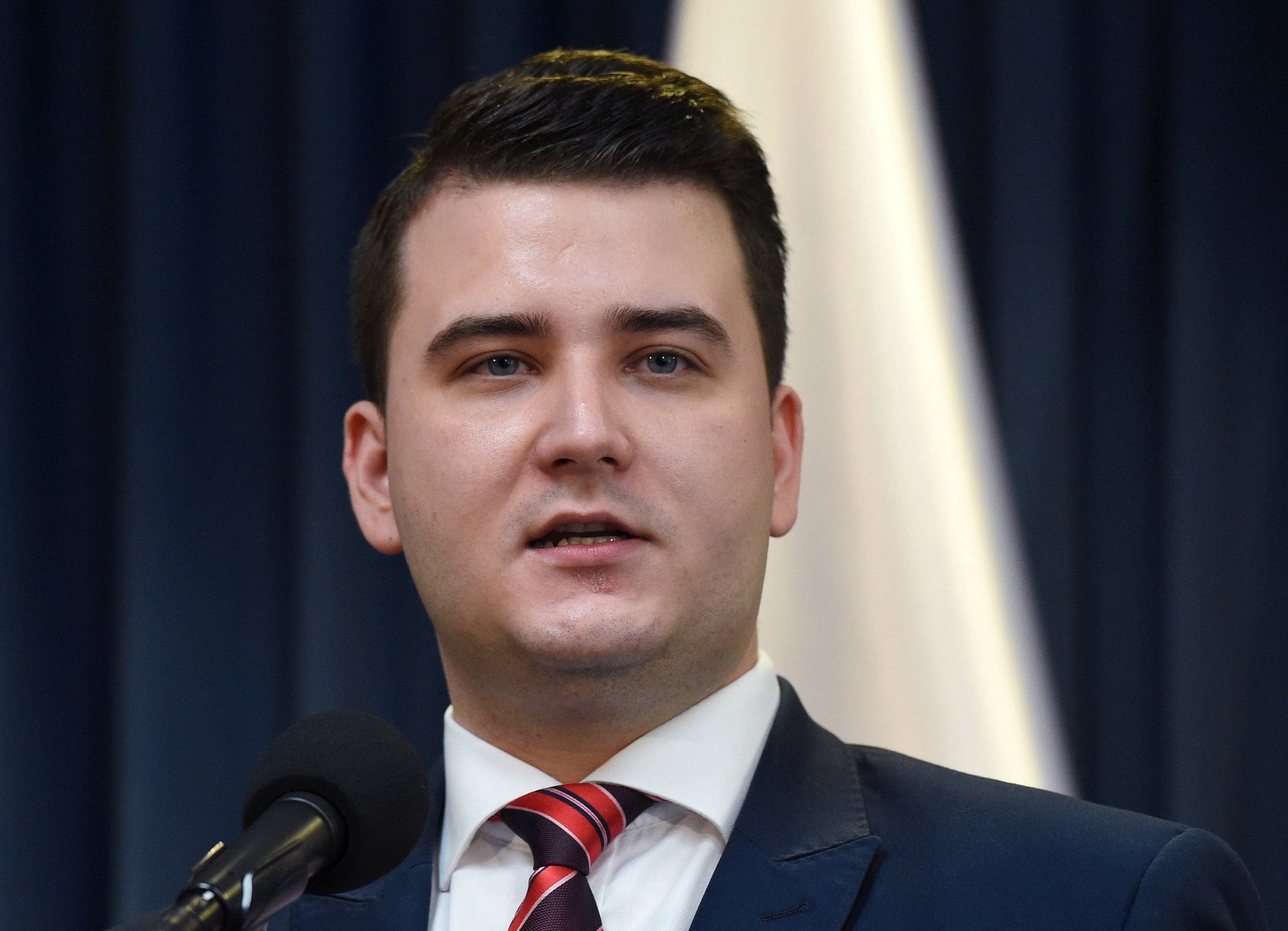 Prezes PiS Jarosław Kaczyński podpisał decyzję zawieszającą Bartłomieja Misiewicza w prawach członka partii