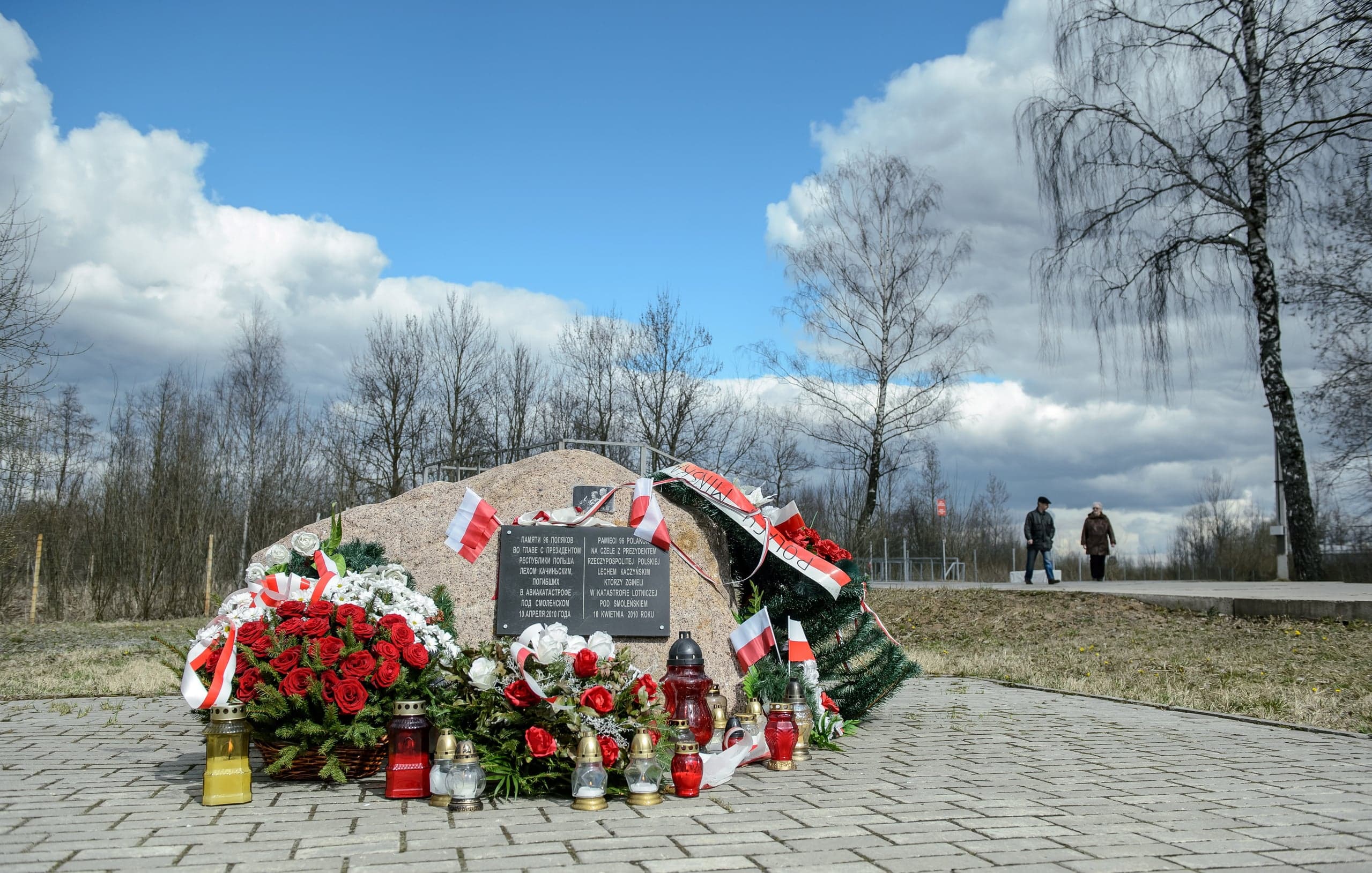 Krewni ofiar zbrodni katyńskiej i katastrofy smoleńskiej polecieli do Rosji, aby uczcić pamięć o zmarłych