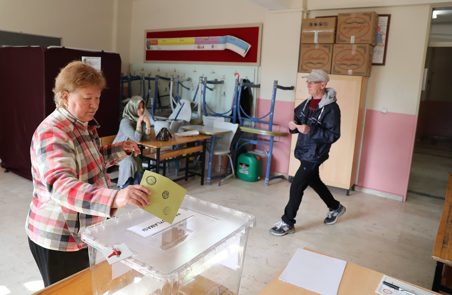 W Turcji rozpoczęło się głosowanie w referendum konstytucyjnym mającym na celu zmienić ustrój polityczny w tym kraju