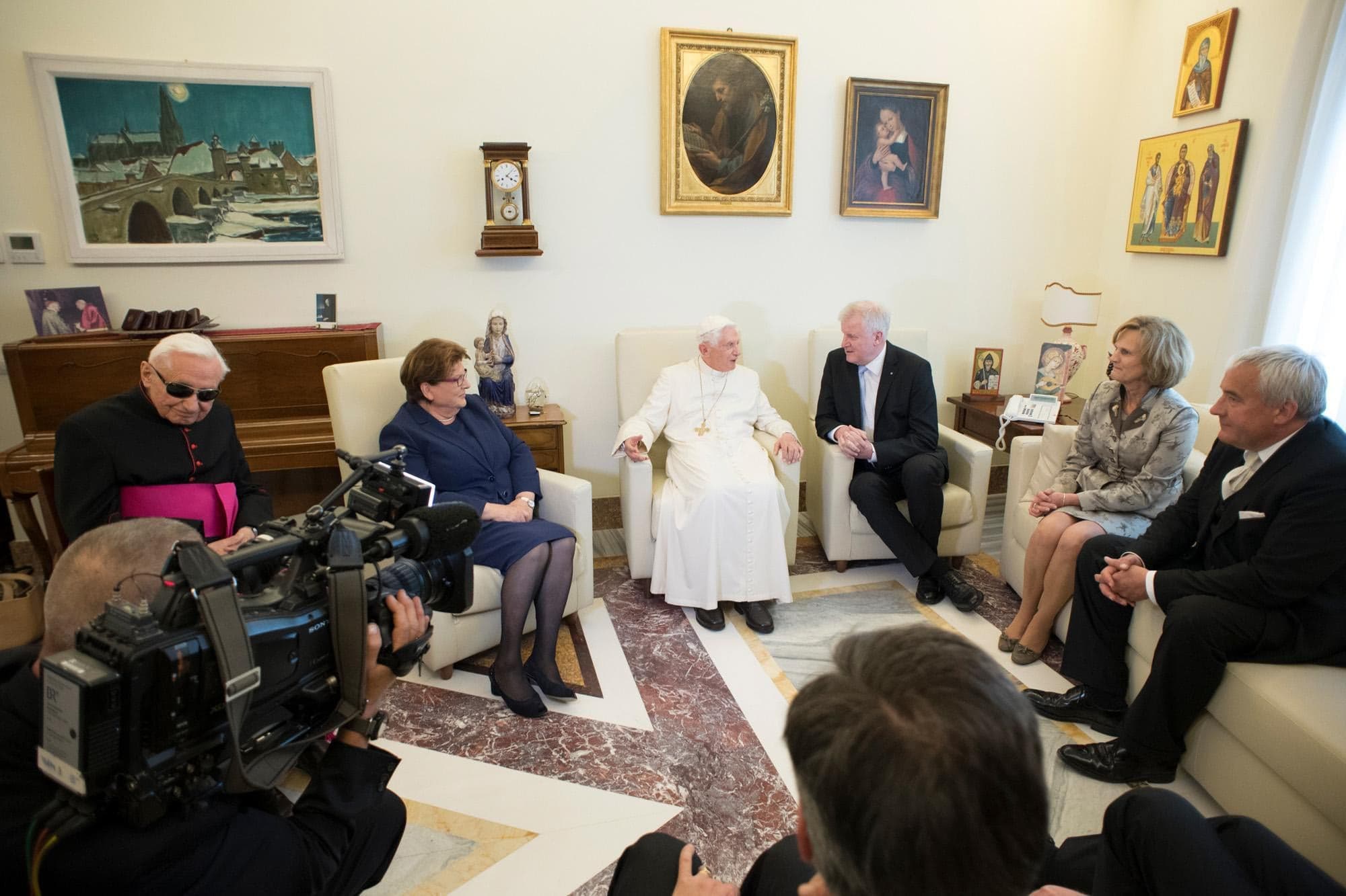 Abdykacja Benedykta XVI to mógł być pucz. Stać za nim mieliby George Soros, Clintonowie oraz Barack Obama