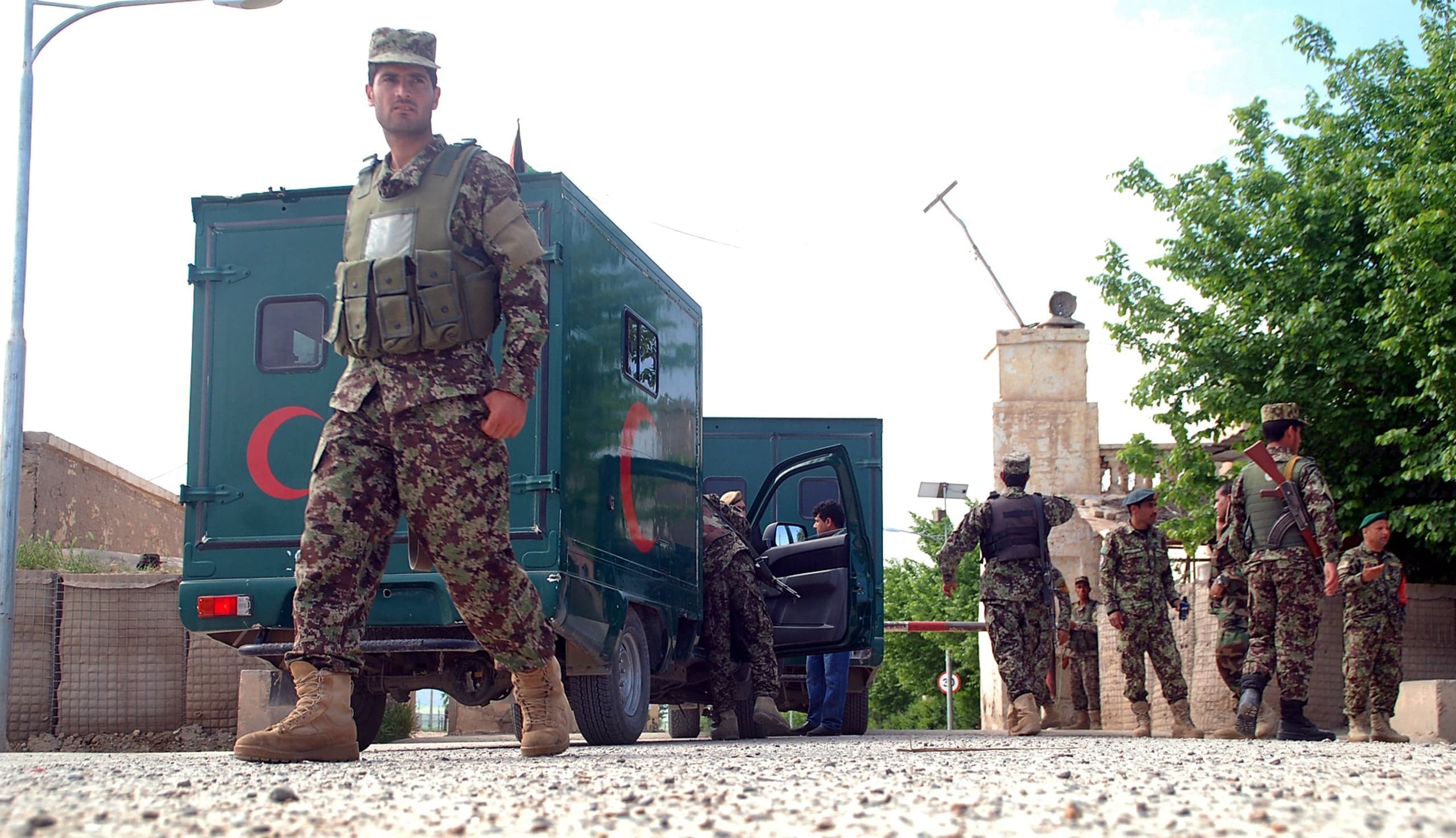 Afganistan: Do 140 osób wzrosła liczba ofiar śmiertelnych piątkowego ataku talibów na bazę wojskową w Afganistanie
