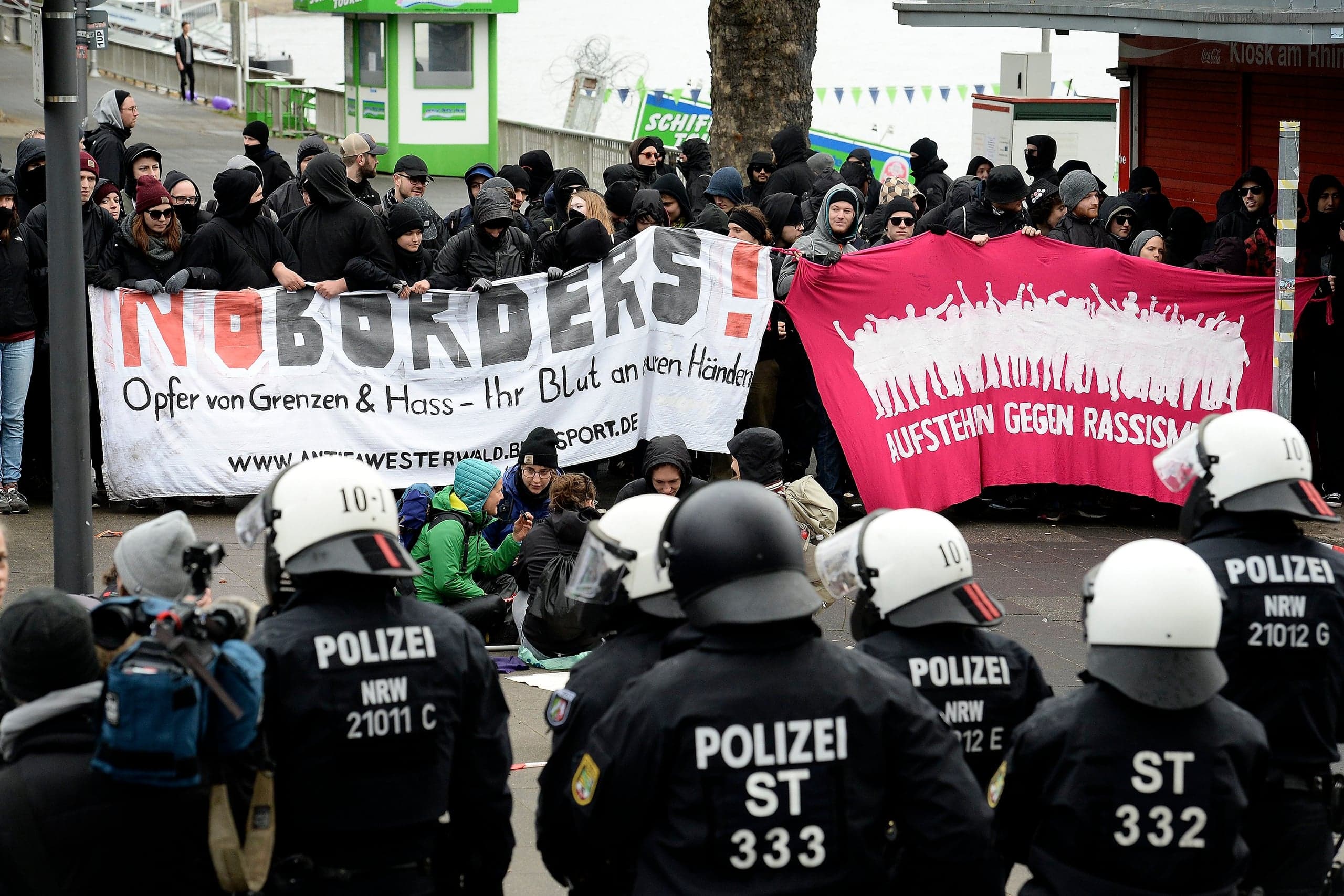 Zamieszki w Niemczech. Lewicowi demonstranci, usiłujący zakłócić zjazd antyunijnej partii AfD, starli się z policją