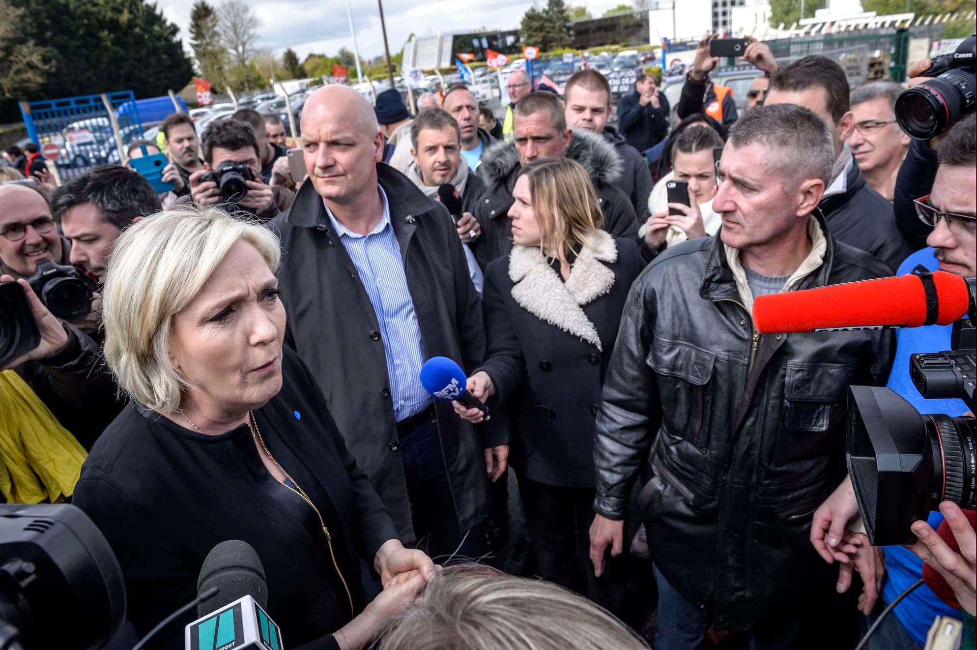 Protest paryskich licealistów pod hasłem „Ani Marine, ani Macron”. Gorąca atmosfera przed drugą turą wyborów we Francji