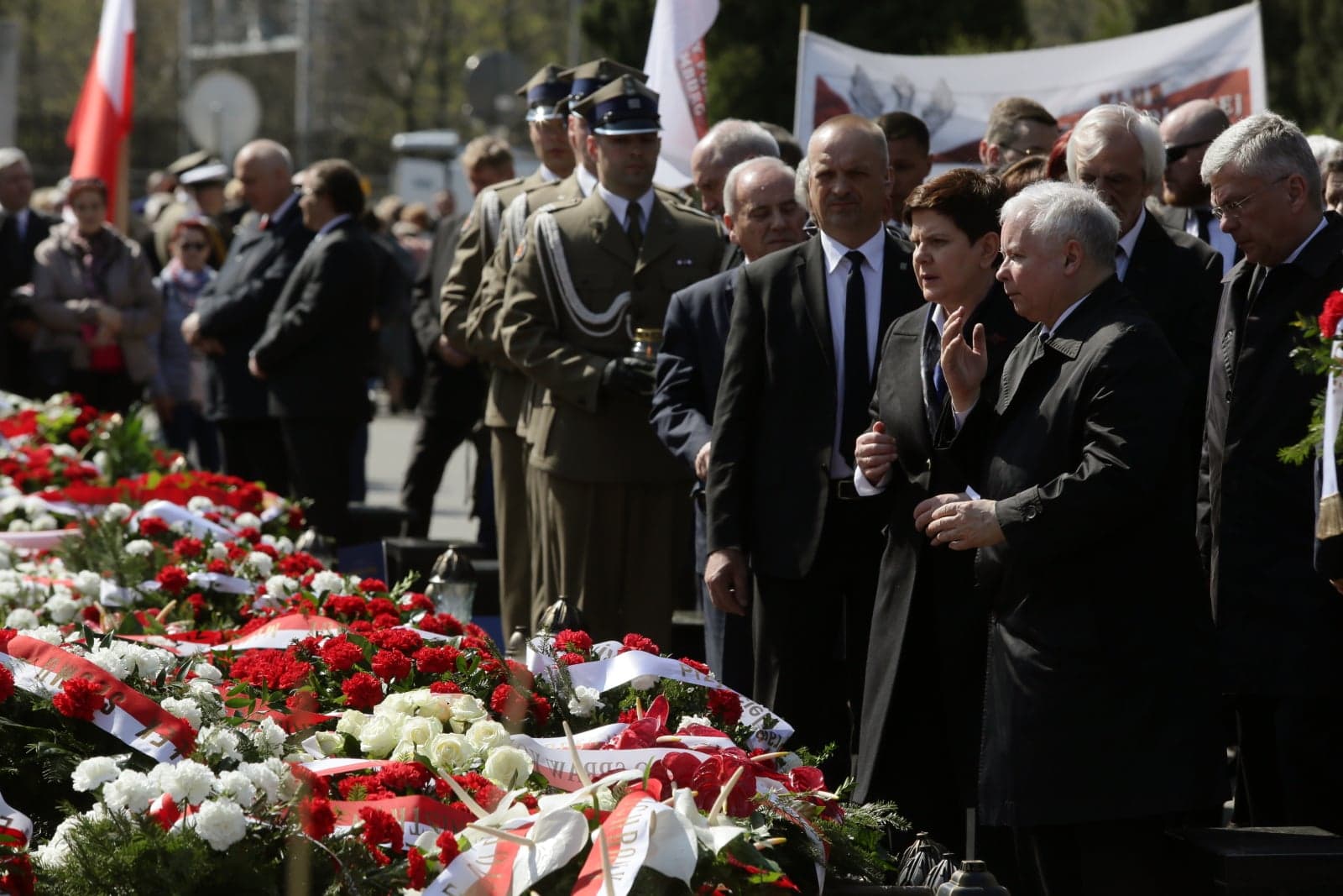 Premier Beata Szydło: Naszym obowiązkiem jest, by każdy, kto zginął w tej katastrofie, miał swoje miejsce pamięci