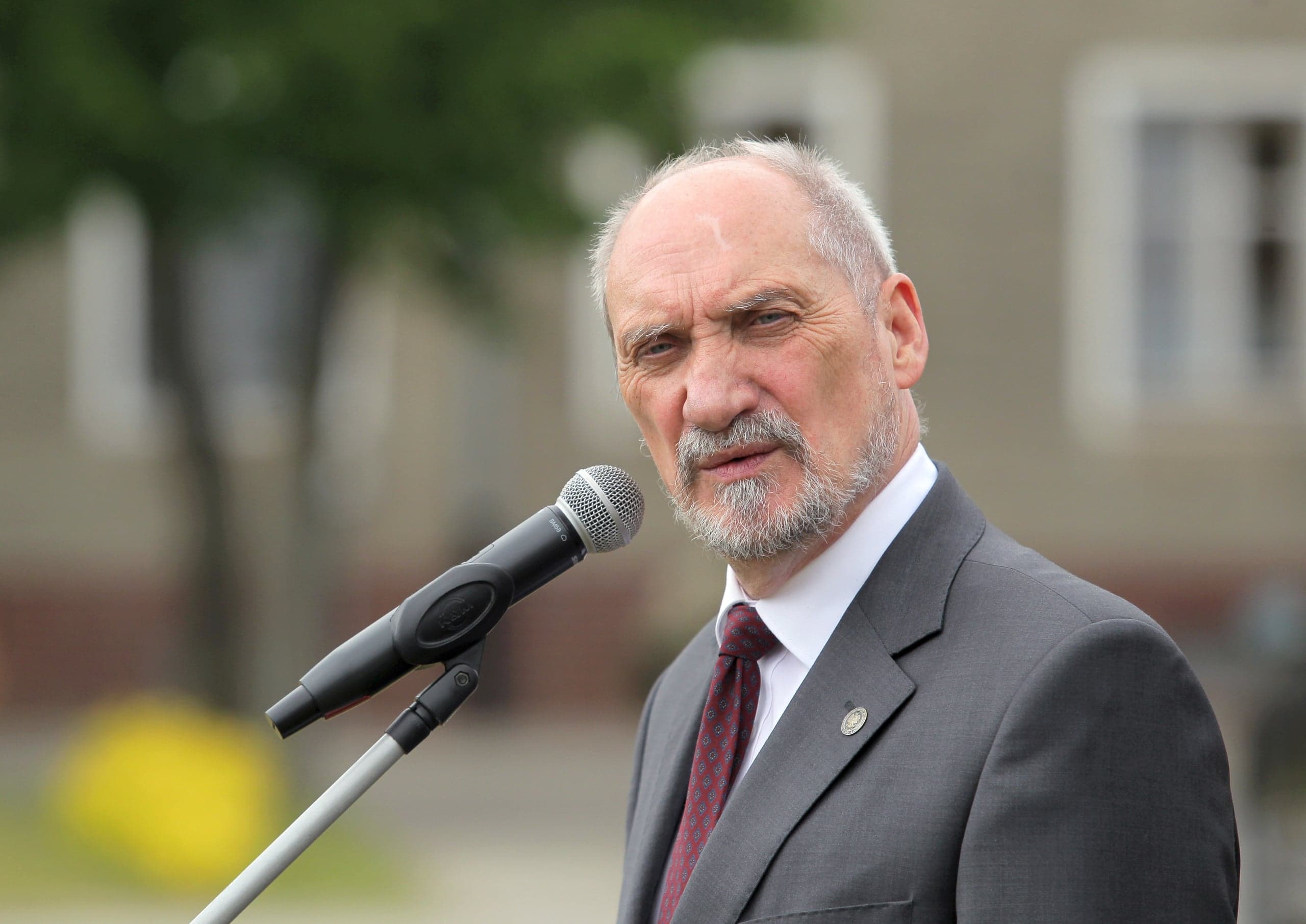 Szef MON: Jedenastu więźniów przetrzymywanych przez talibów odbito przy współudziale polskich wojsk specjalnych