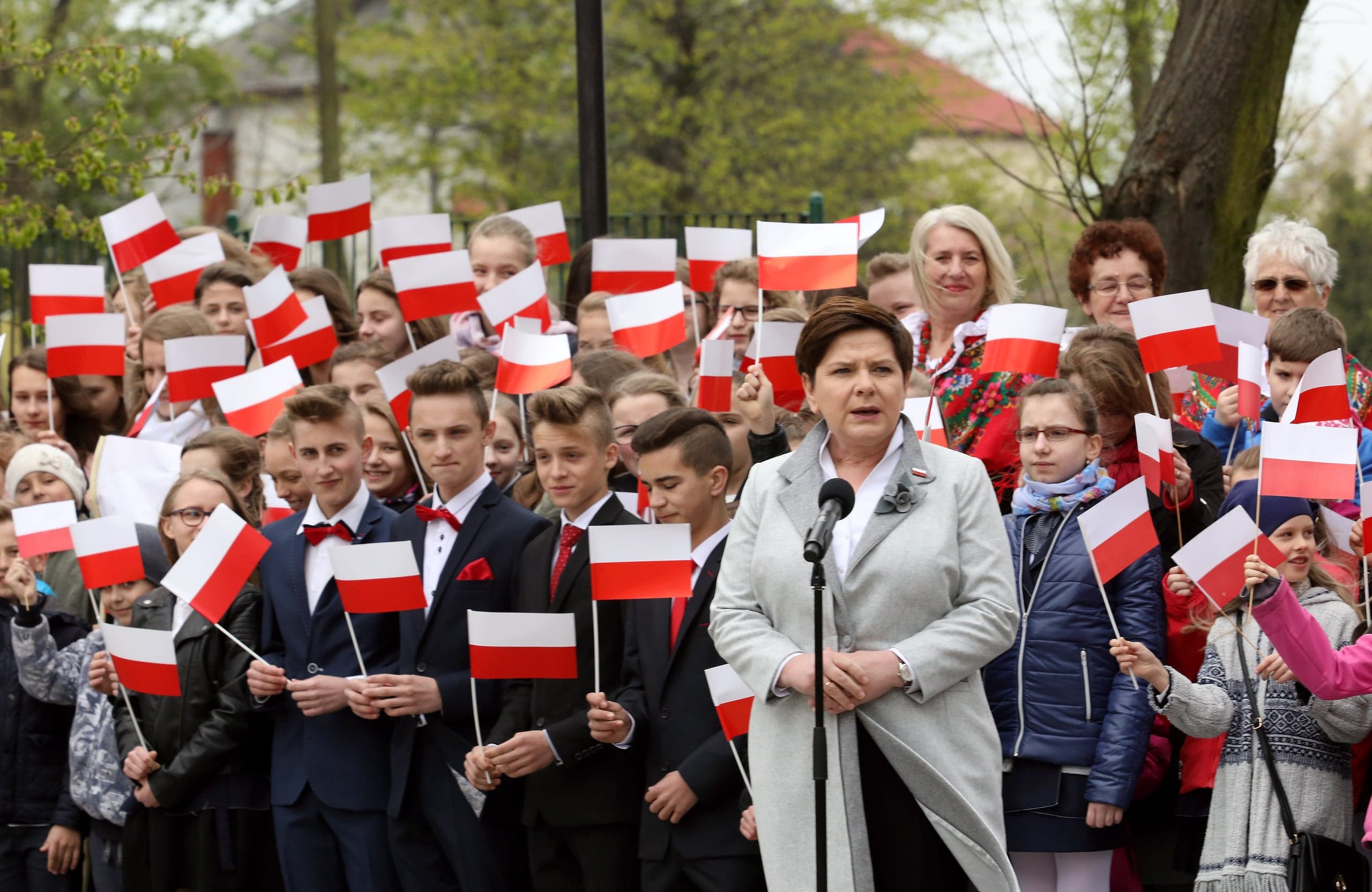 Premier Beata Szydło: Wobec tylu zagrożeń musimy zrobić wszystko, aby polskie symbole: flaga, hymn i godło – nas łączyły
