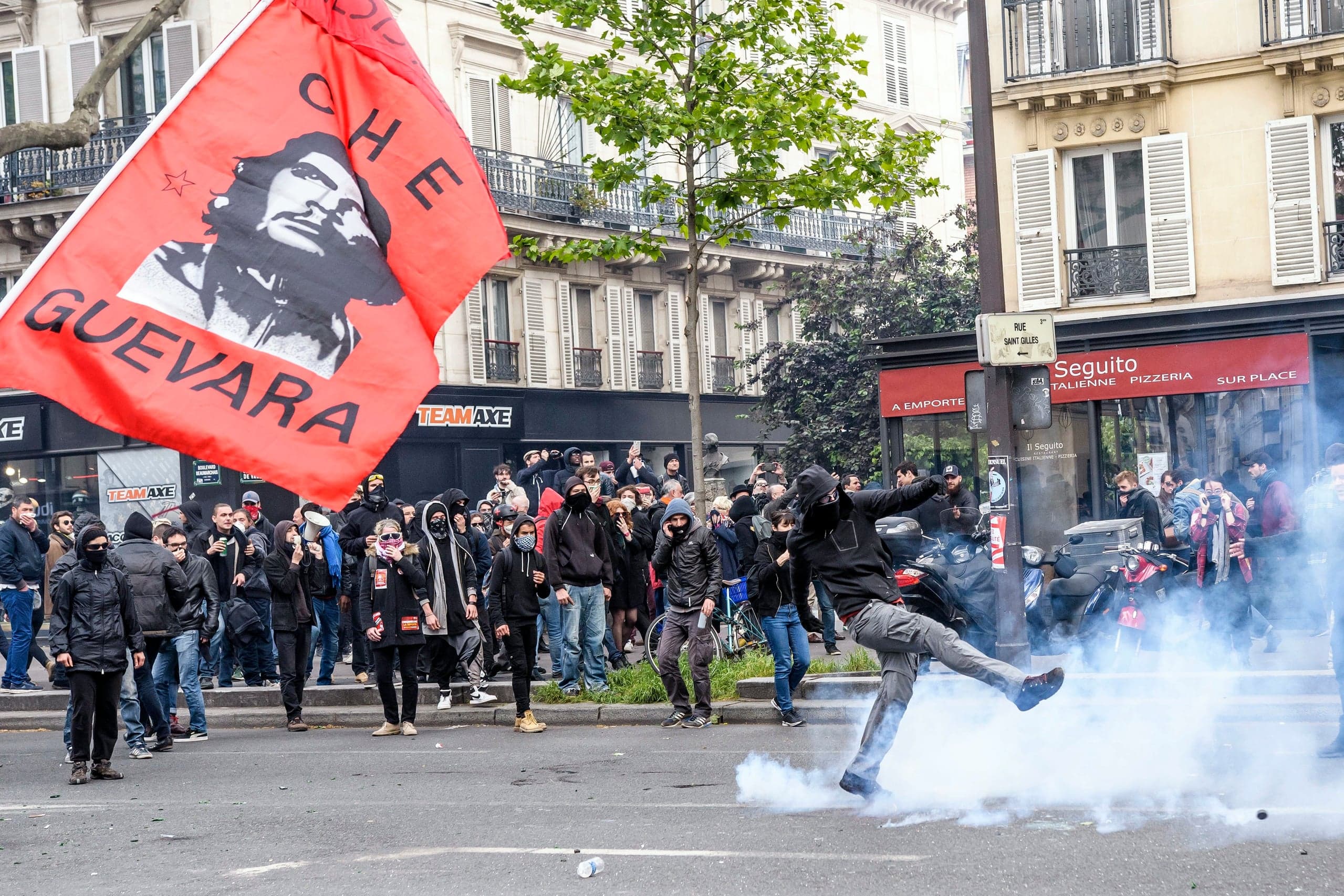 Francja: Starcie przeciwników Marine Le Pen z policją podczas pochodu pierwszomajowego w Paryżu. Raniono 3 policjantów