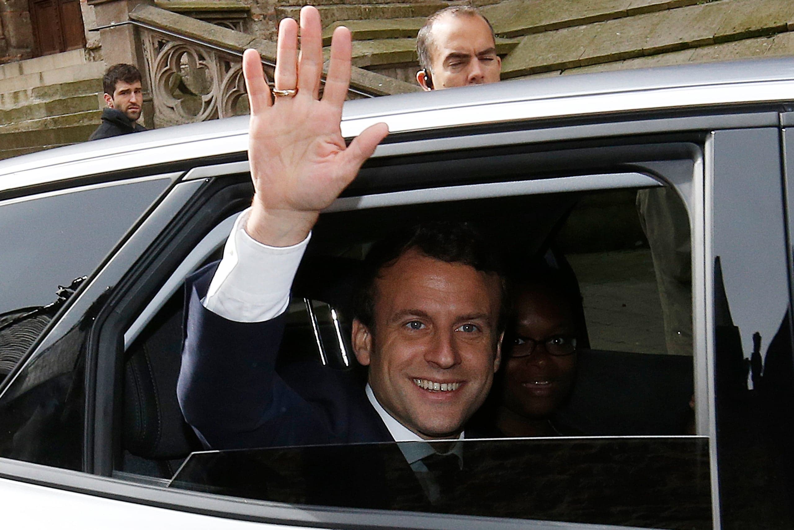 Francja: W niedzielę II tura wyborów prezydenckich. Według najnowszych sondaży Emmanuel Macron wyprzedza Marine Le Pen