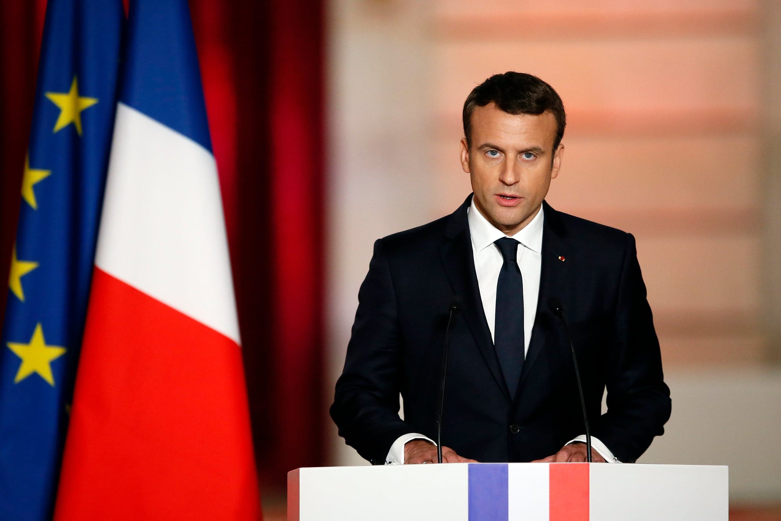 39-letni Emmanuel Macron uroczyście objął w niedzielę w Pałacu Elizejskim w Paryżu urząd prezydenta Francji