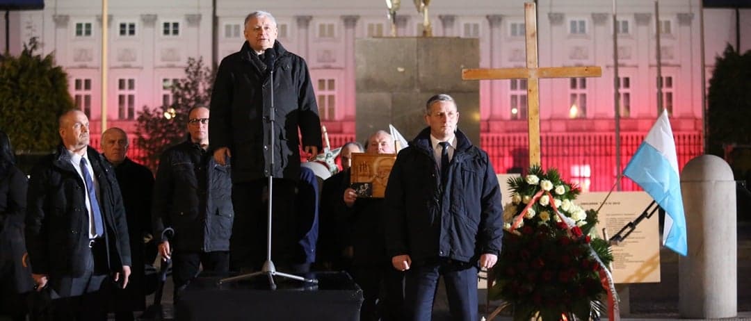 „Polska zwycięży!” 85 miesięcznica katastrofy smoleńskiej: tłum uczestników, przemówienie prezesa PiS i apel poległych