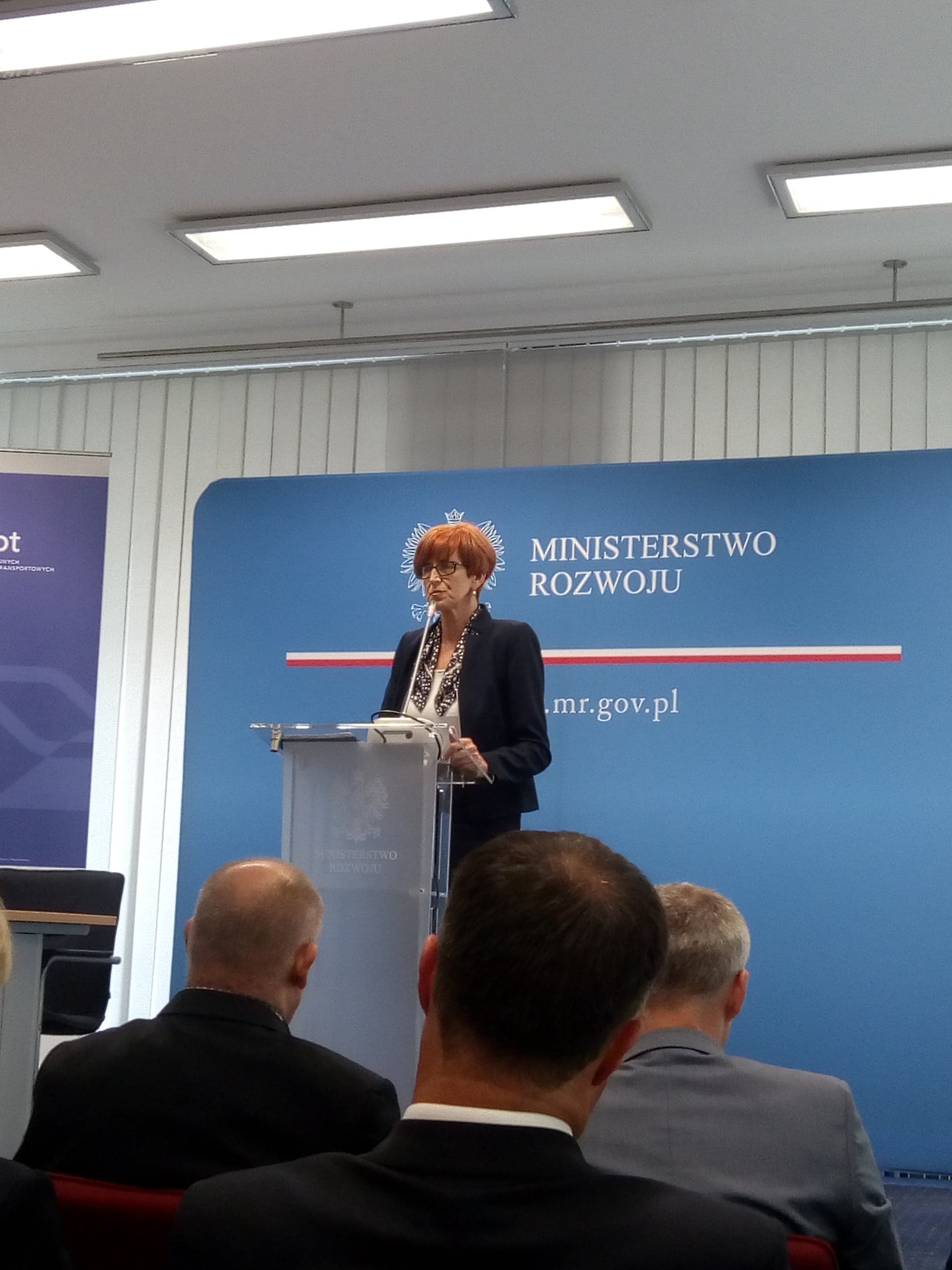 Minister rodziny Elżbieta Rafalska: Zakaz handlu w niedziele powinien wchodzić w życie stopniowo, już od przyszłego roku