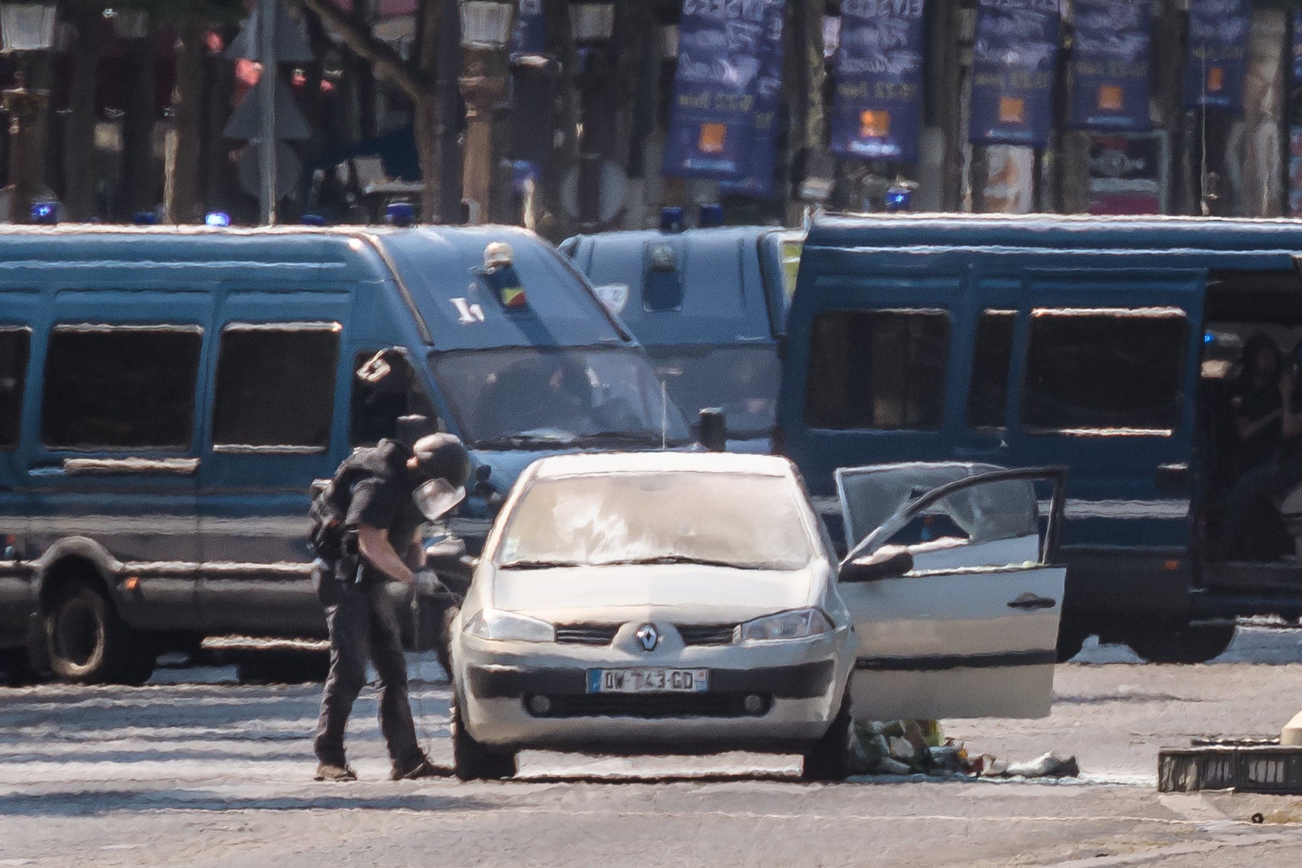 Zamachowiec z Paryża posiadał broń zupełnie legalnie, mimo że jego powiązania z Państwem Islamskim były znane służbom