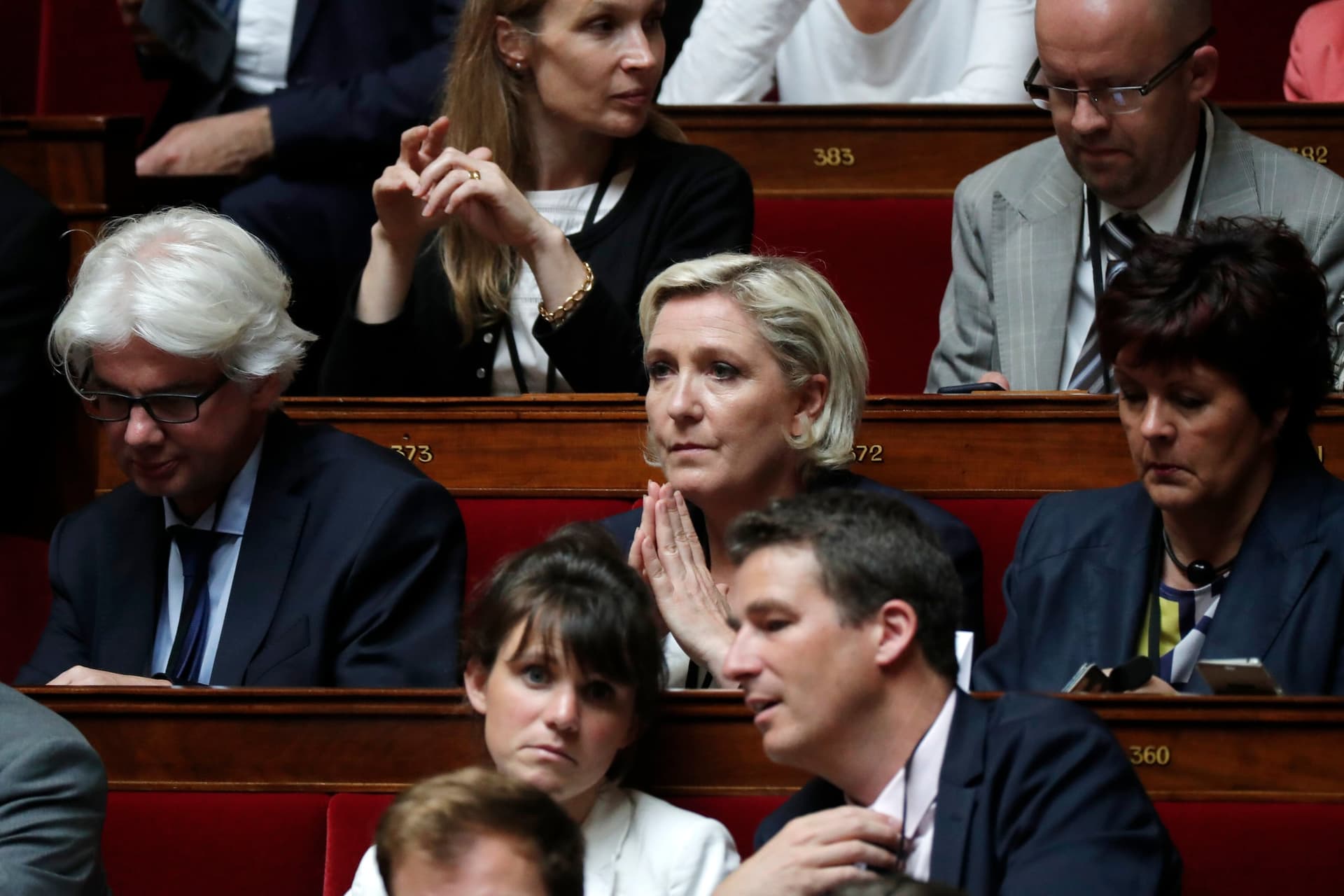 Francuska opozycja zarzuca prezydentowi zachowywanie się niczym król czy imperator i łamanie tradycji demokratycznych