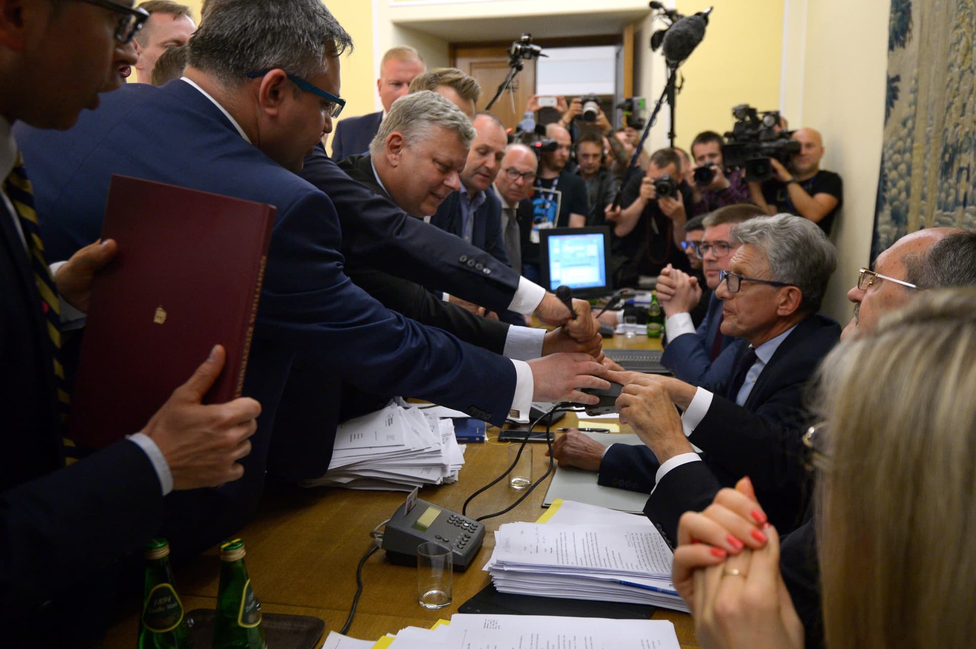 Burzliwe obrady komisji ws. SN: poprawki PiS przyjęte w bloku, opozycji – odrzucone. Opozycja usiłowała wstrzymać obrady