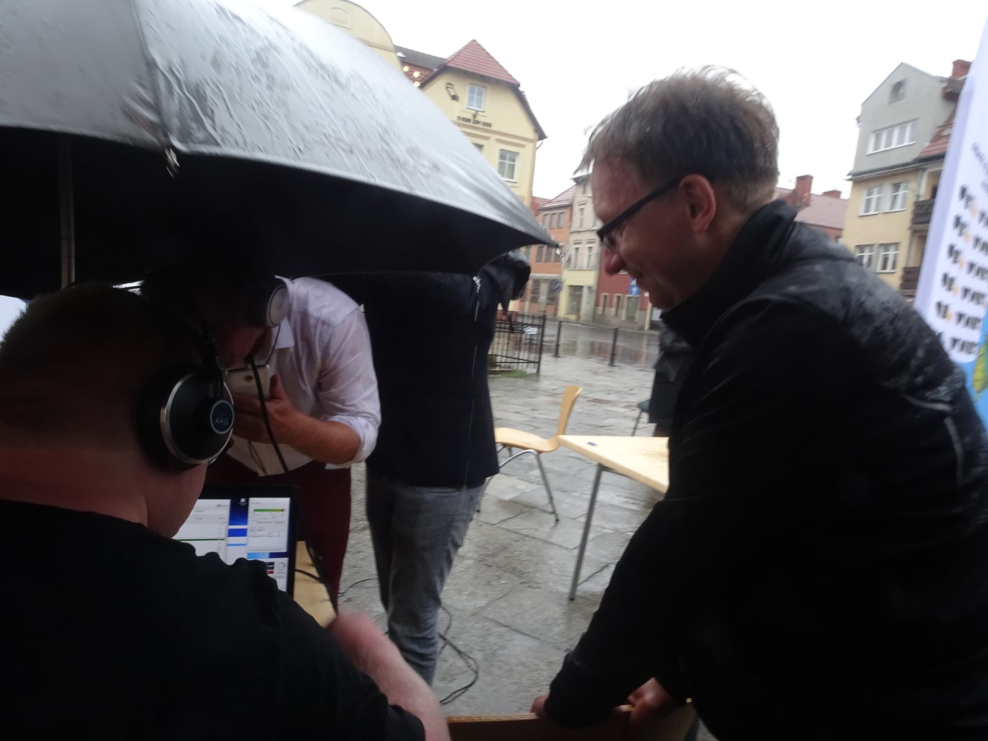 Dzień 20. z 80 / O aktualnych działaniach rządu poseł PiS Jacek Sasin informuje ekipę Radia WNET moknącą w Nowogrodźcu