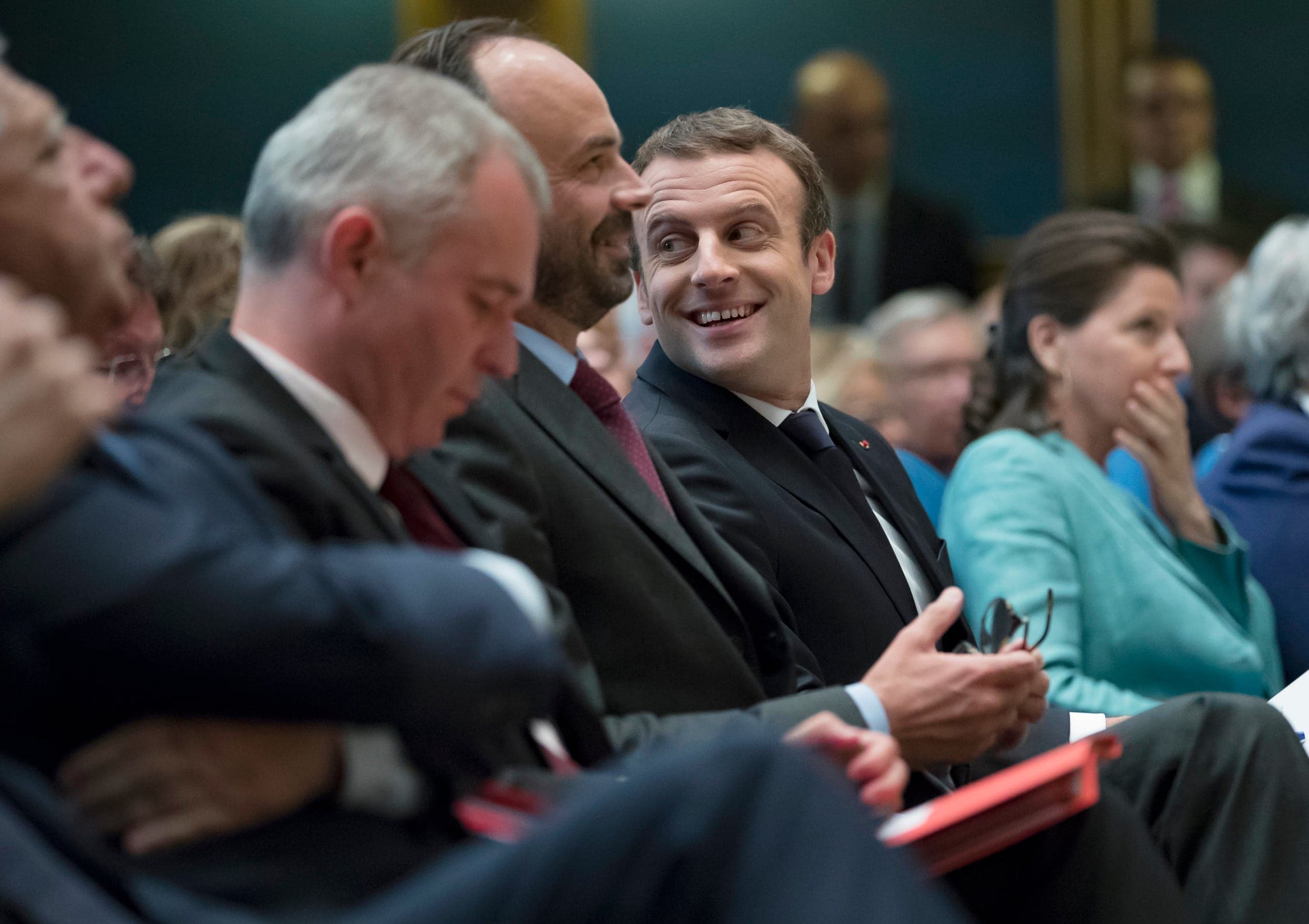 Francja wprowadza nadzwyczajne prerogatywy dla policji i kontrwywiadu wewnętrznego. Protesty lewicy i prawicy