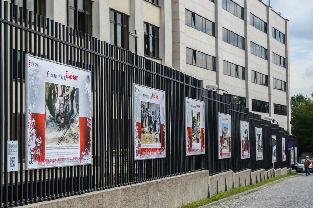 „Niemieccy kaci – polskie ofiary” – wystawa upamiętniająca Powstanie Warszawskie. Można ją oglądać na ogrodzeniu PWPW