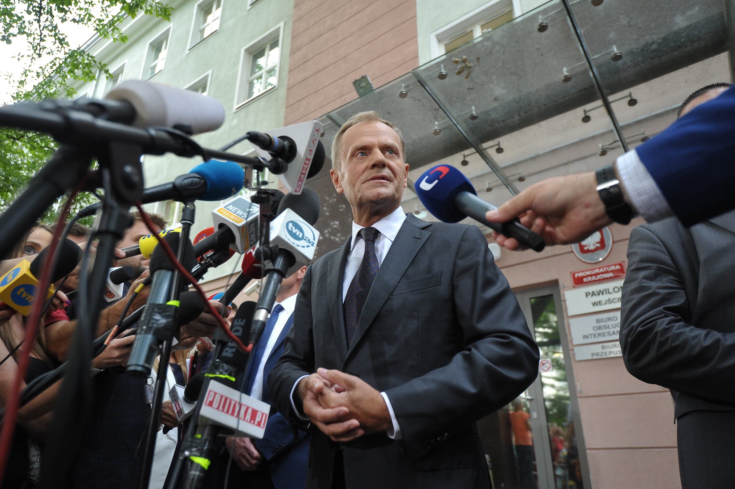 Donald Tusk przesłuchiwany w prokuraturze m.in. w sprawie nieprzeprowadzenia sekcji zwłok ofiar katastrofy smoleńskiej
