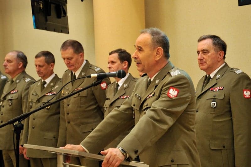 MON: przebudowa armii wymaga zmian kadrowych, reforma była konsultowana. BBN: Bez nominacji generalskich w dzień WP