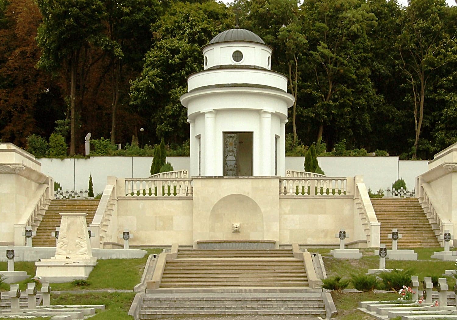 Polski ambasador w Kijowie Jan Piekło na dywaniku w ukraińskim MSZ za grafikę z Cmentarzem Orląt Lwowskich w paszporcie