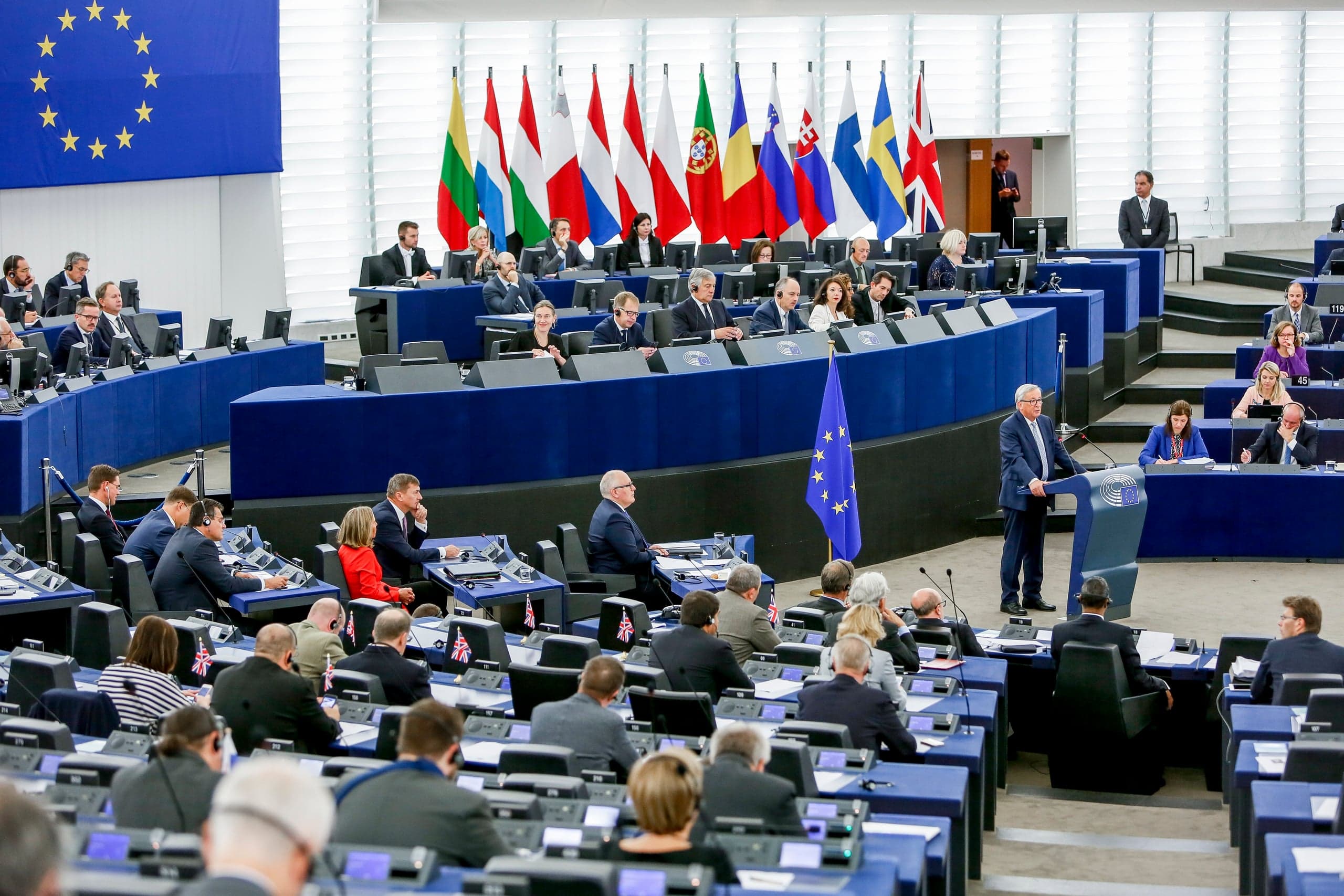 Debata w PE: projekty Junckera ambitne, ale nie bez wad. Plan gospodarczy dla UE jak pięciolatka w ZSRR