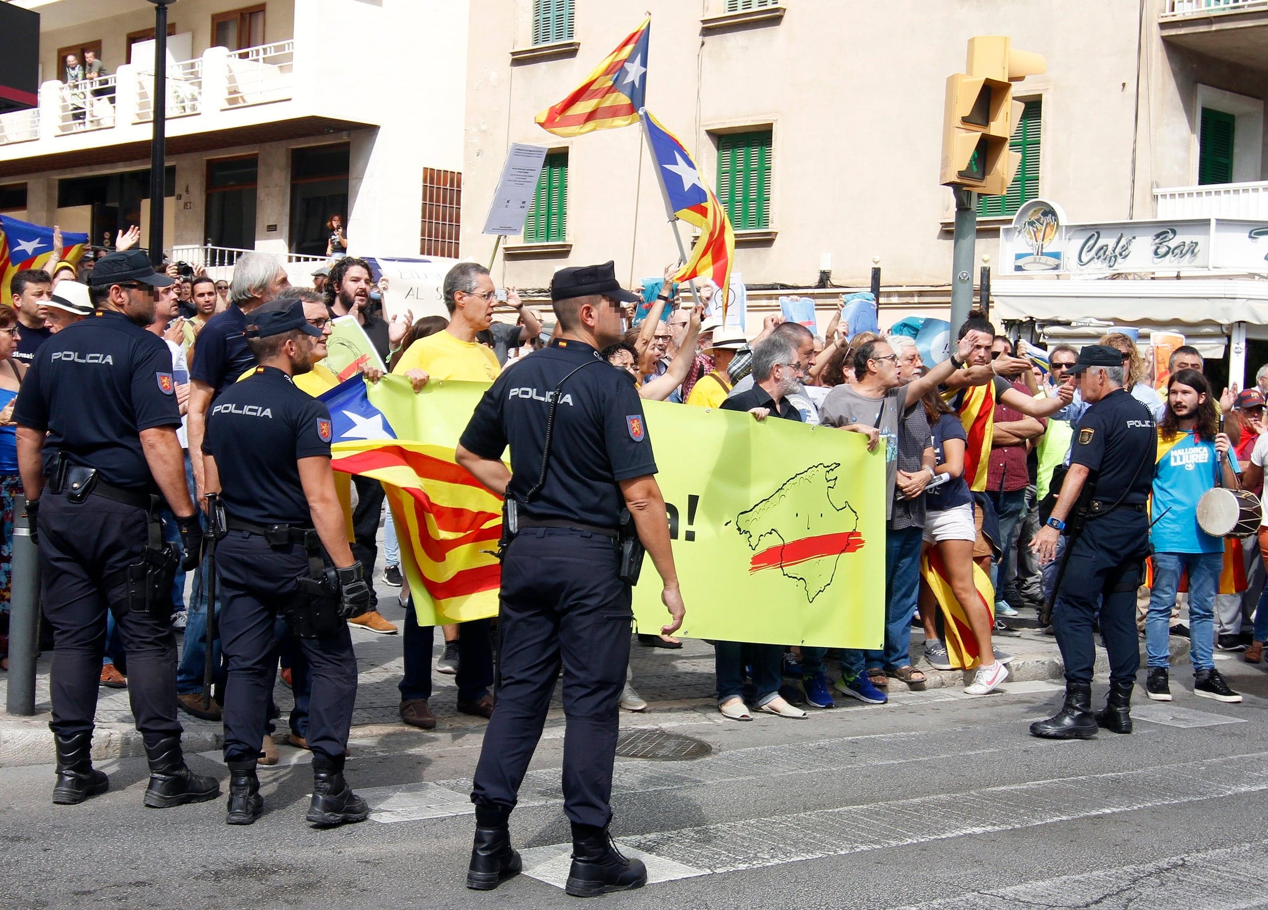 Trzeci dzień protestów w Barcelonie – przybywają nowe kontyngenty policji