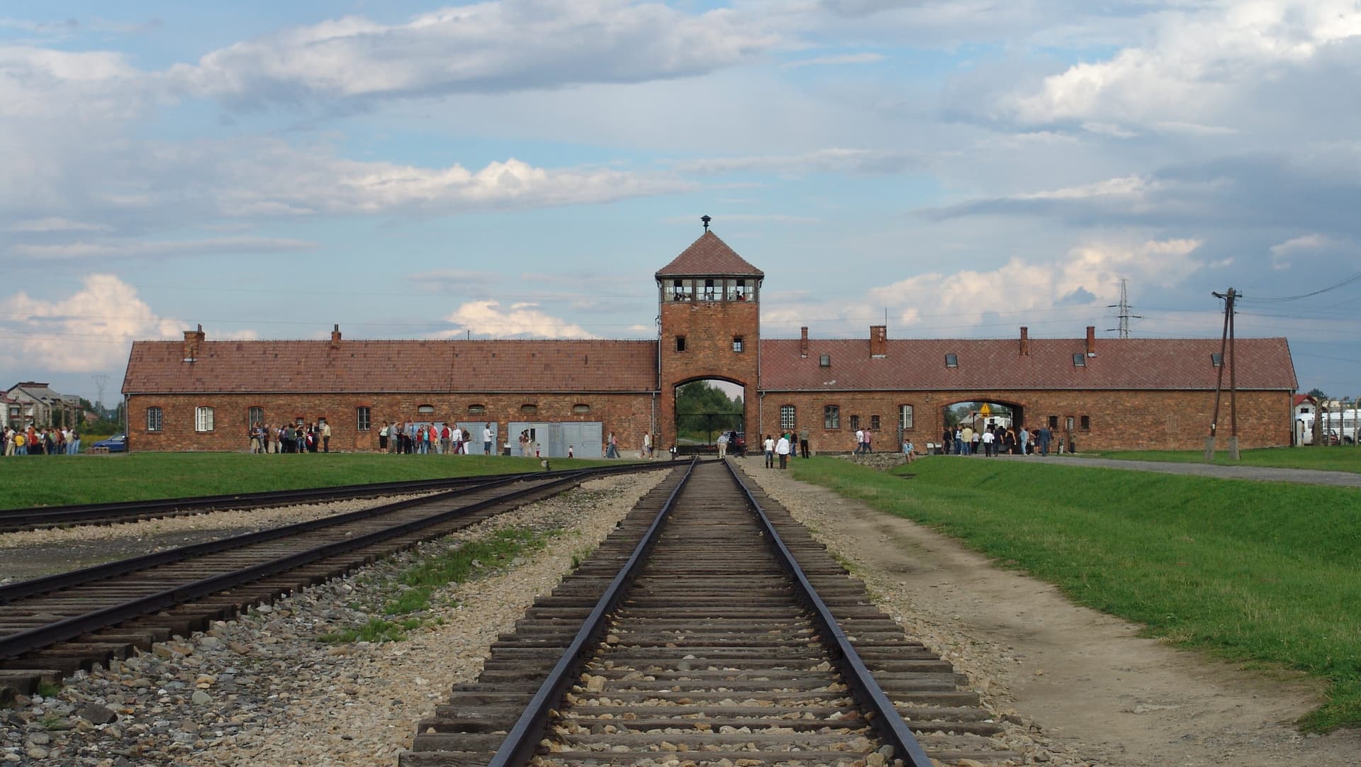 Skandal przed Muzeum Auschwitz. Strażnicy nie wpuścili posła Konfederacji na teren obozu