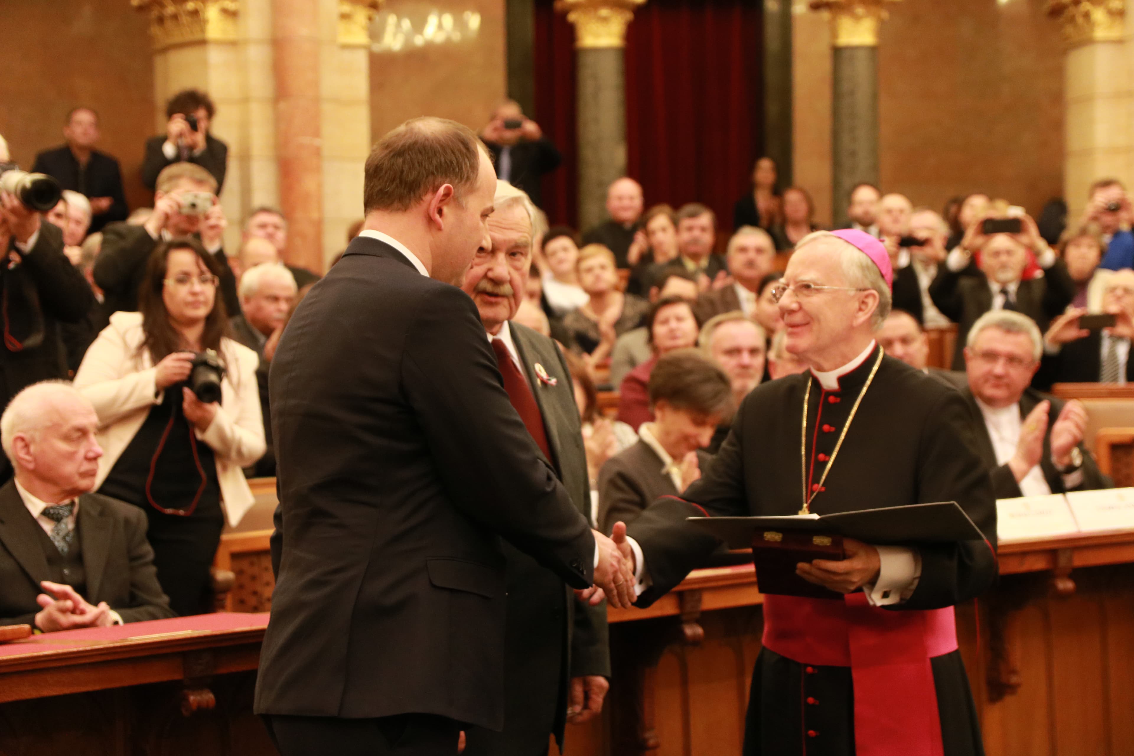 W obronie arcybiskupa Marka Jędraszewskiego: między rzekomym „kłamstwem” a rzeczywistym „wycinaniem [niewygodnych tematów z] historii”. Spór o szkołę, który dotyczy więcej niż tylko programu.