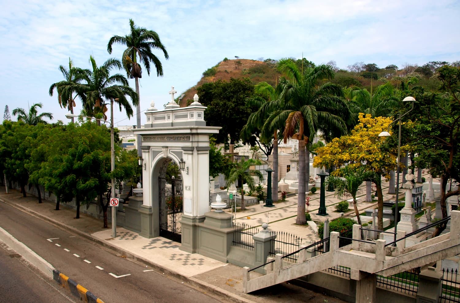Piotr Mateusz Bobołowicz / Spod Kapelusza / Tu mnie nie grzebcie – Guayaquil, posępne miasto umarłych w mieście żywych