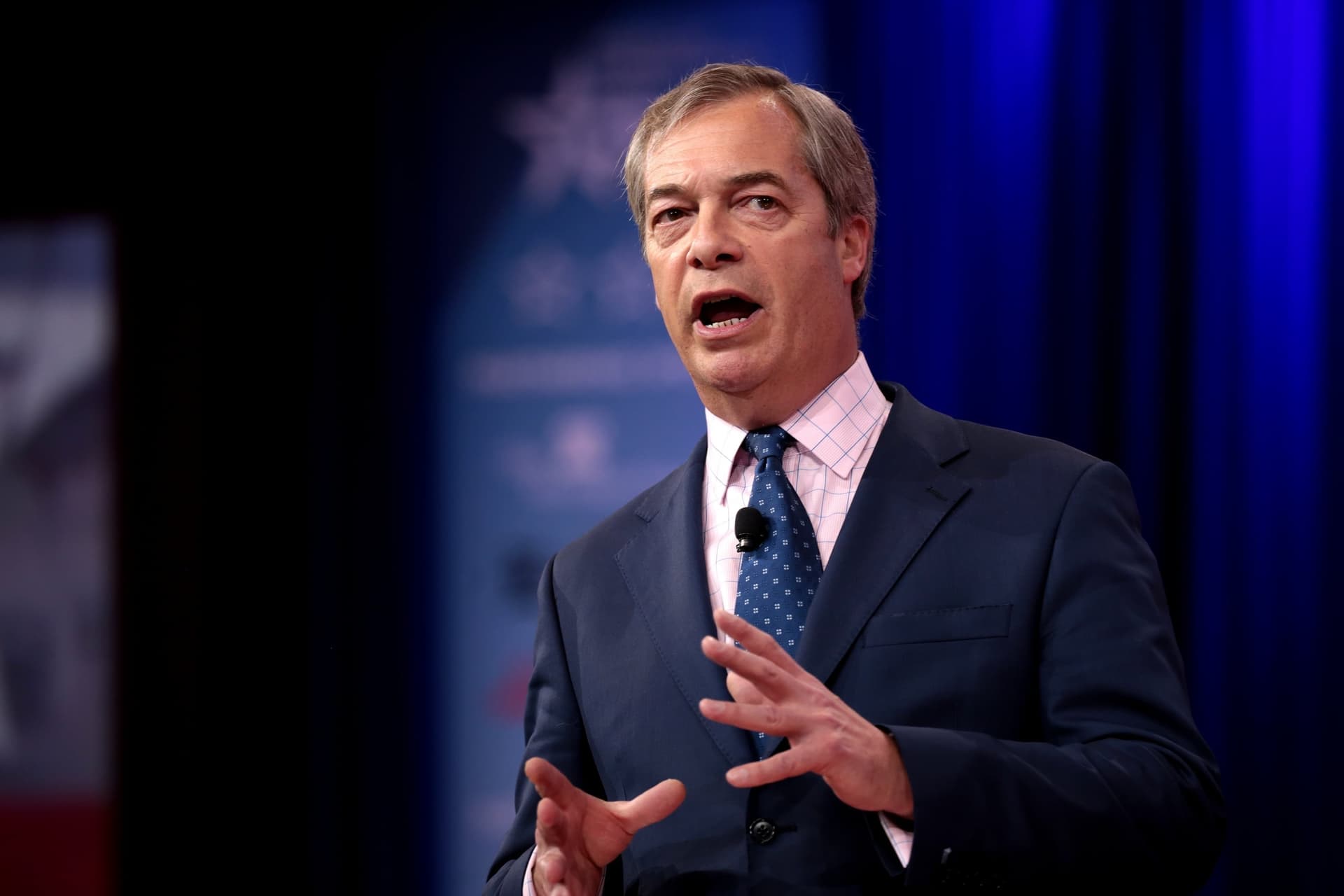 Koniec dwupartyjnego systemu? Nigel Farage wstrząsa polityką Wielkiej Brytanii