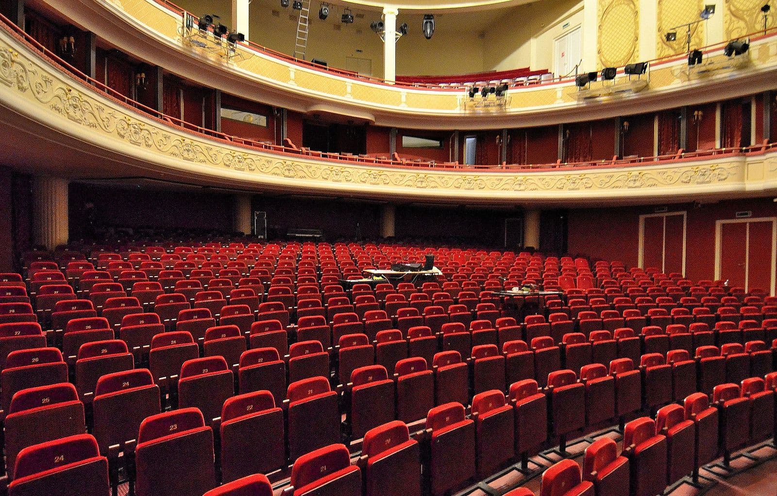 Koronawirus: trwa luzowanie obostrzeń. Od piątku otworzą się m.in. kina i teatry