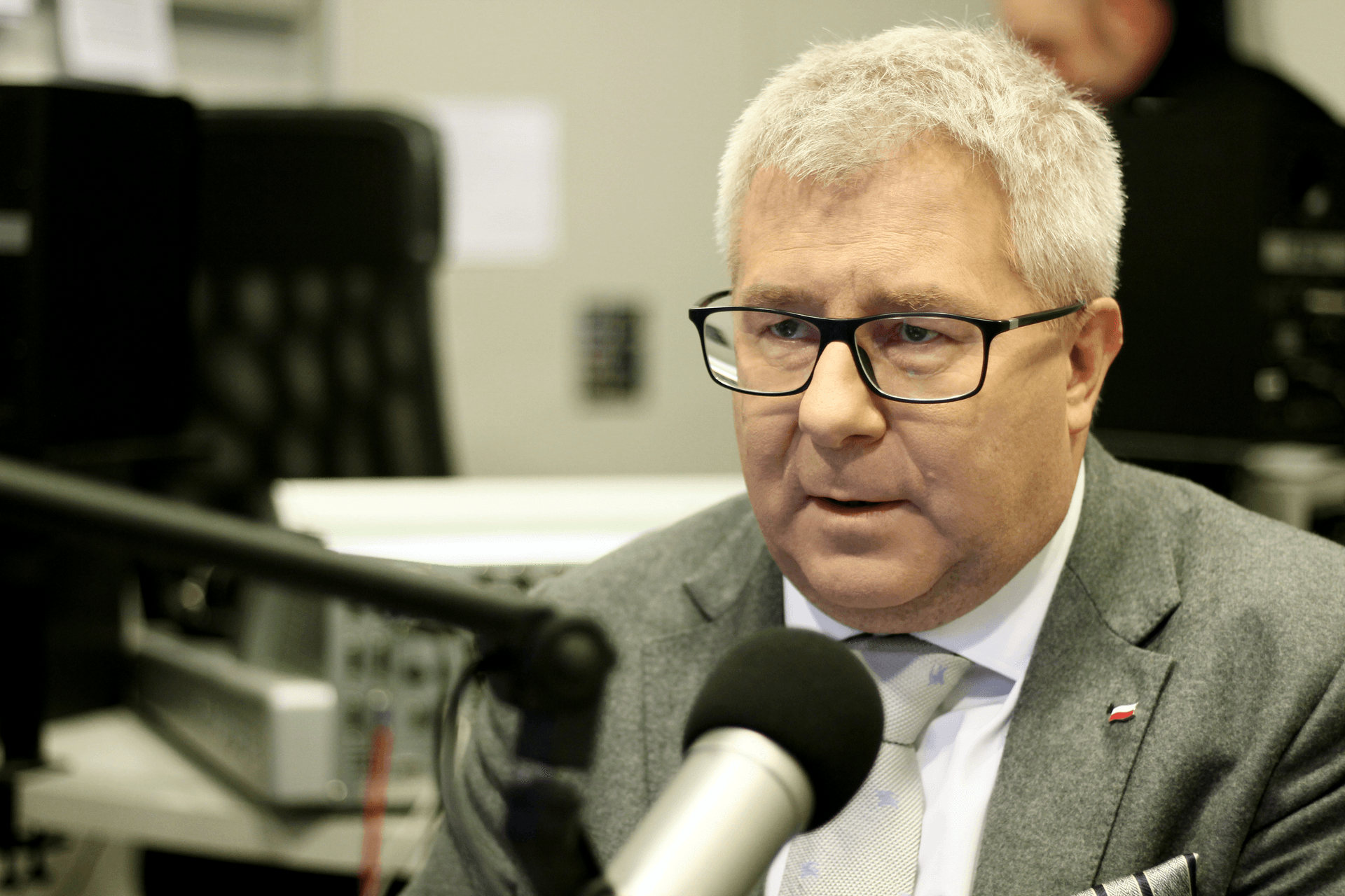 Czarnecki: Komisarz Věra Jourová chce odwrócić uwagę od swego kraju, który również jest grillowany