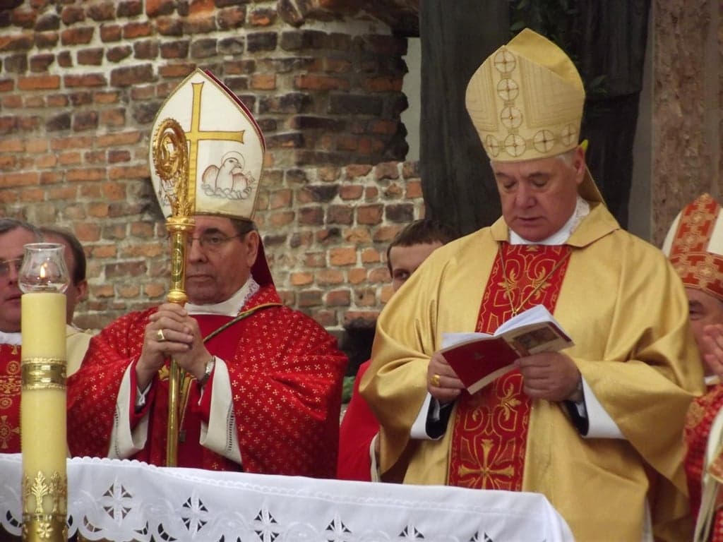 „Apel do Kościoła i świata” przeciw zbytniej kontroli i ograniczaniu praktyk religijnych. Episkopat RFN: Teorie spiskowe