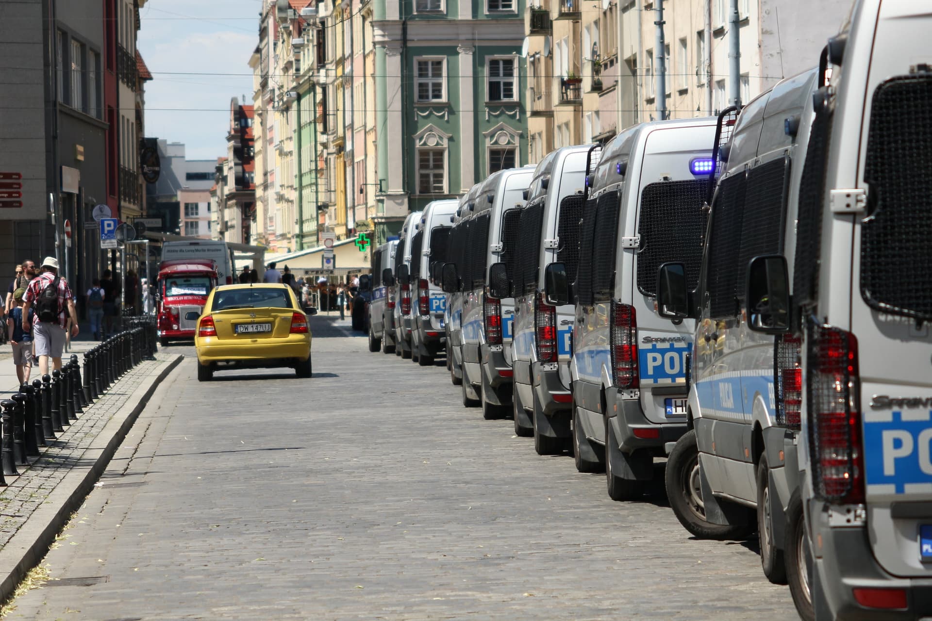 Warszawie grozi powrót „lat 90.”. „Ośmiornica Kierwińskiego” i gangi na Pradze