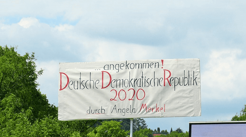 Protesty w Berlinie: Mamy do czynienia ze zdarzeniem epidemicznym, nie z pandemią. Wprowadzone środki są nieadekwatne