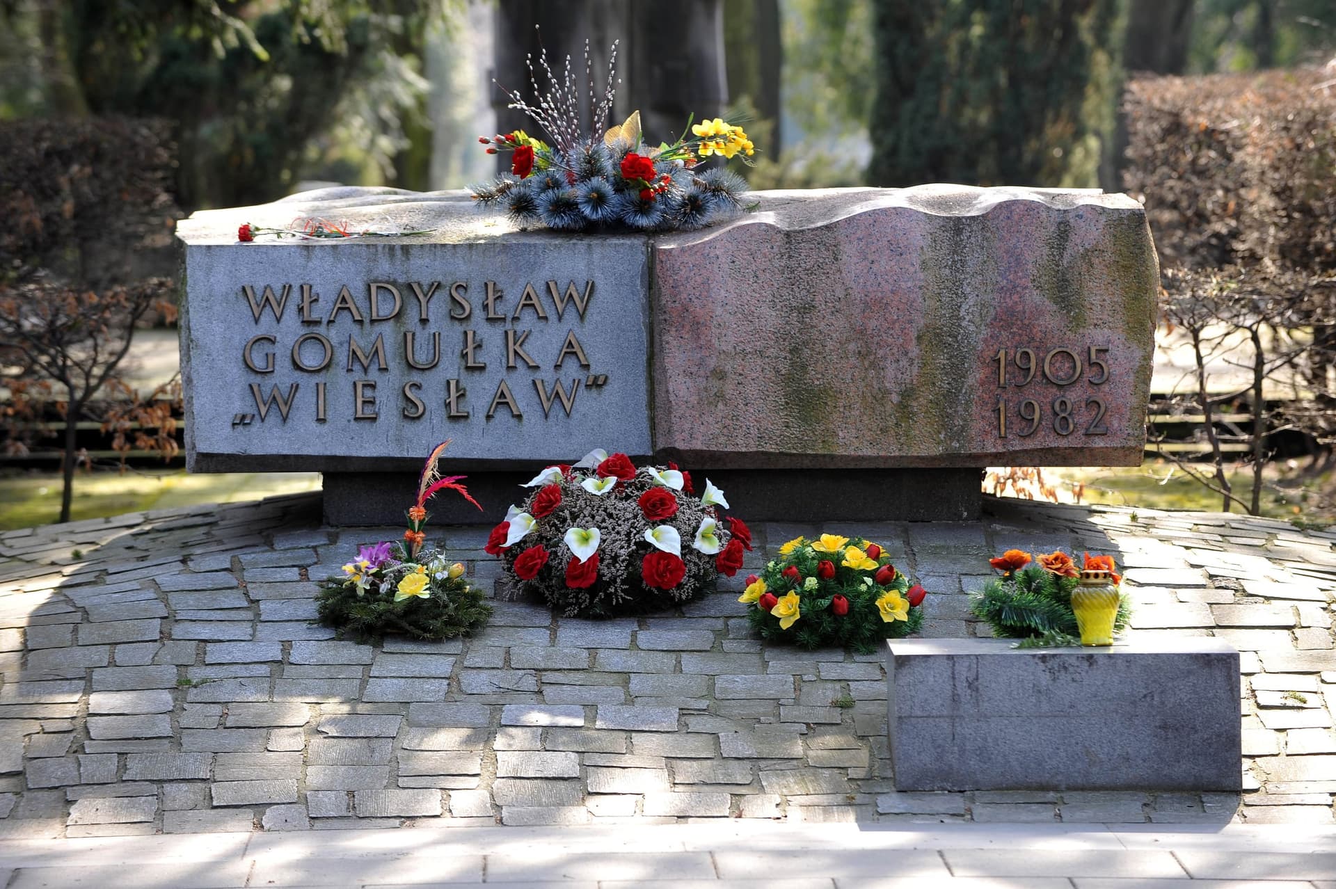 Dekomunizacja Powązek. Prof. Tomasz Panfil: trzeba oddzielić bohaterów od ich morderców