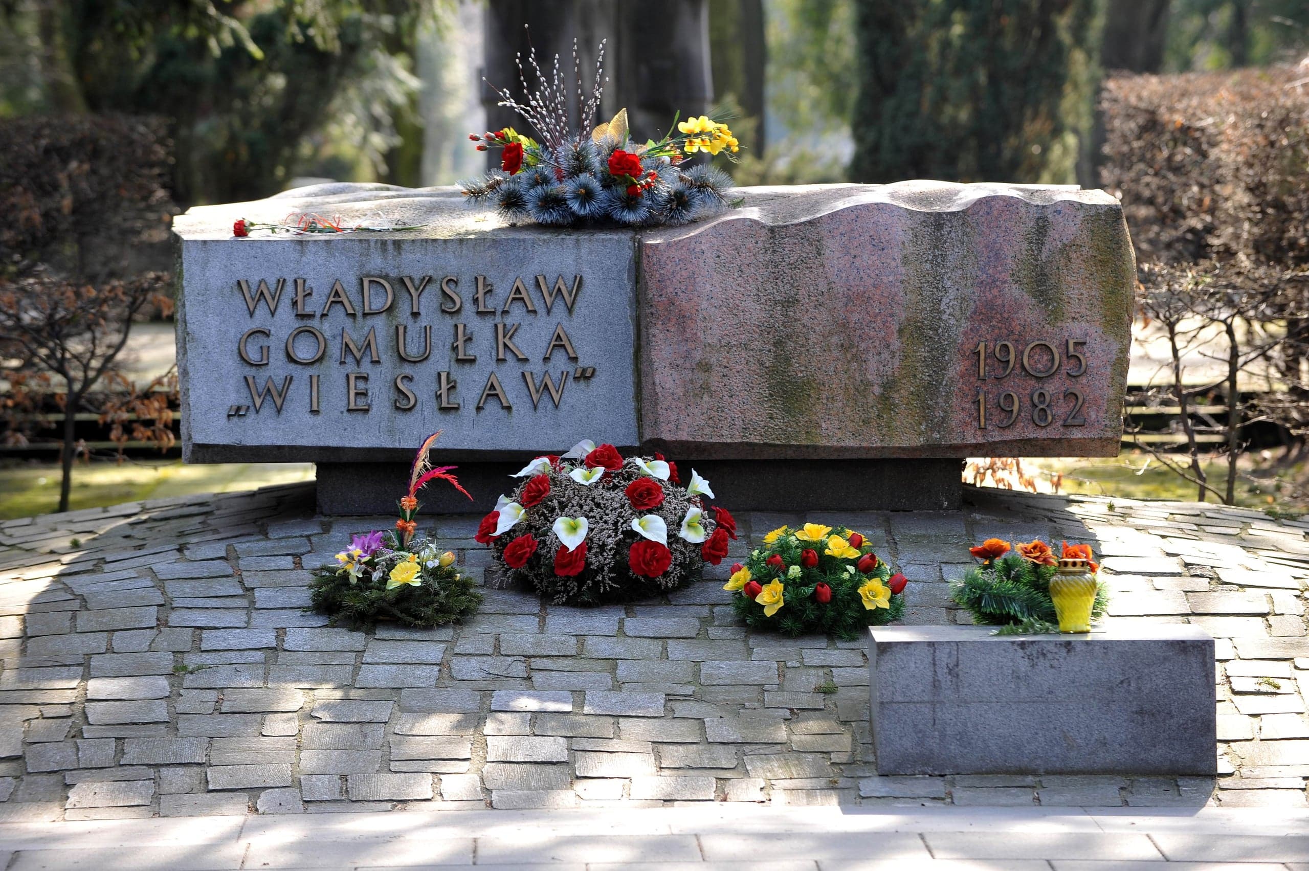 Dekomunizacja Powązek. Prof. Tomasz Panfil: trzeba oddzielić bohaterów od ich morderców