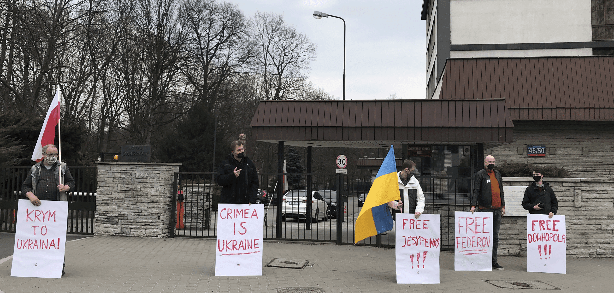 Pikieta w sobotę 10 IV 2021 koło Ambasady Rosji w Warszawie przeciwko represjom na Krymie/ Także tekst krymskotatarski