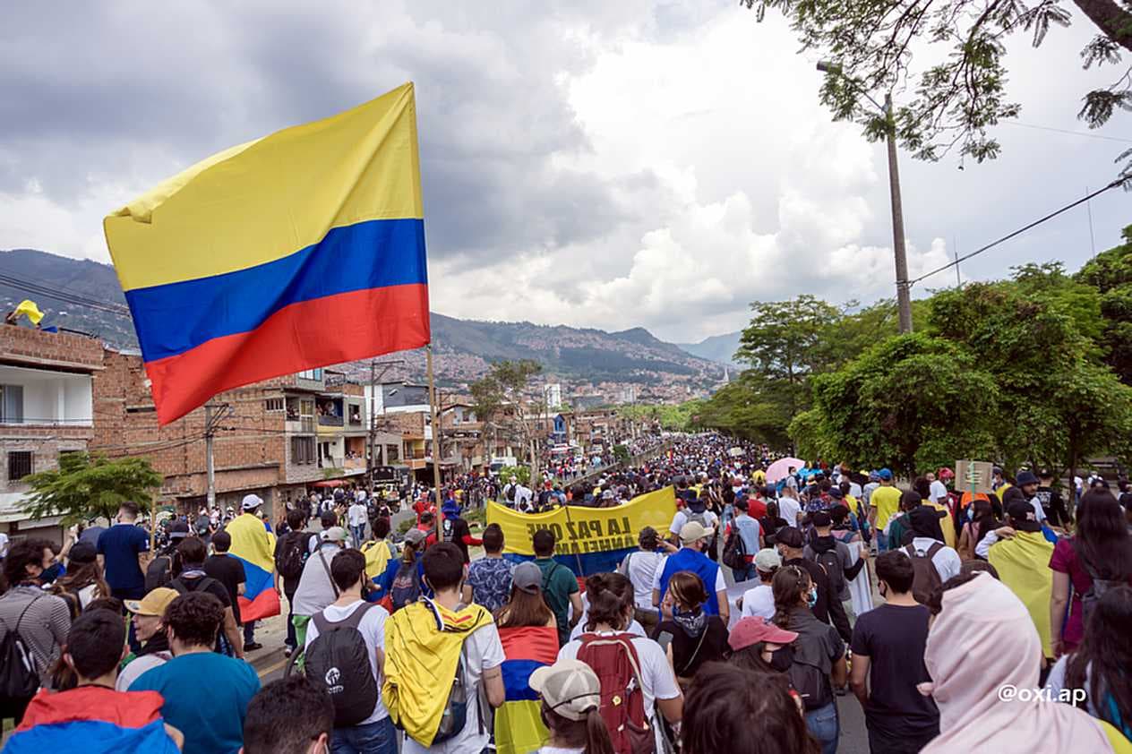 Kolumbia walczy / Colombia está luchando