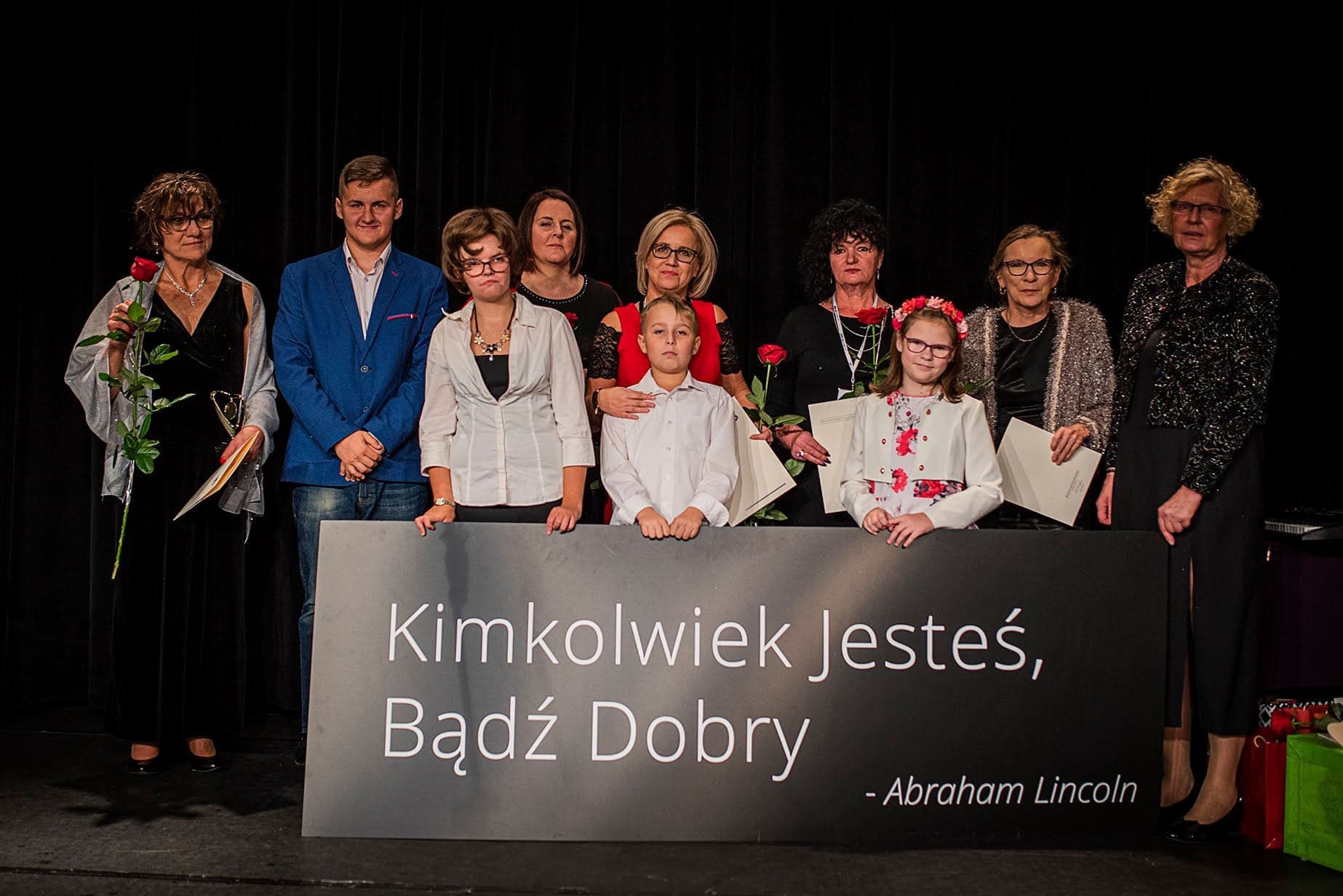 Dąbrowska: rodzic, który w Polsce chciałby objąć swoje niepełnosprawne dziecko całościową opieką, musiałby zbankrutować