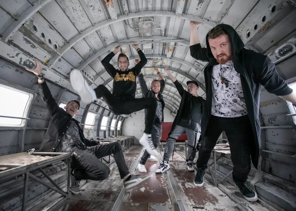 Strzelisty rock’and’roll z mocnymi riffowymi przyległościami – znakomity długogrający debiut Skytruck na scenie rockowej